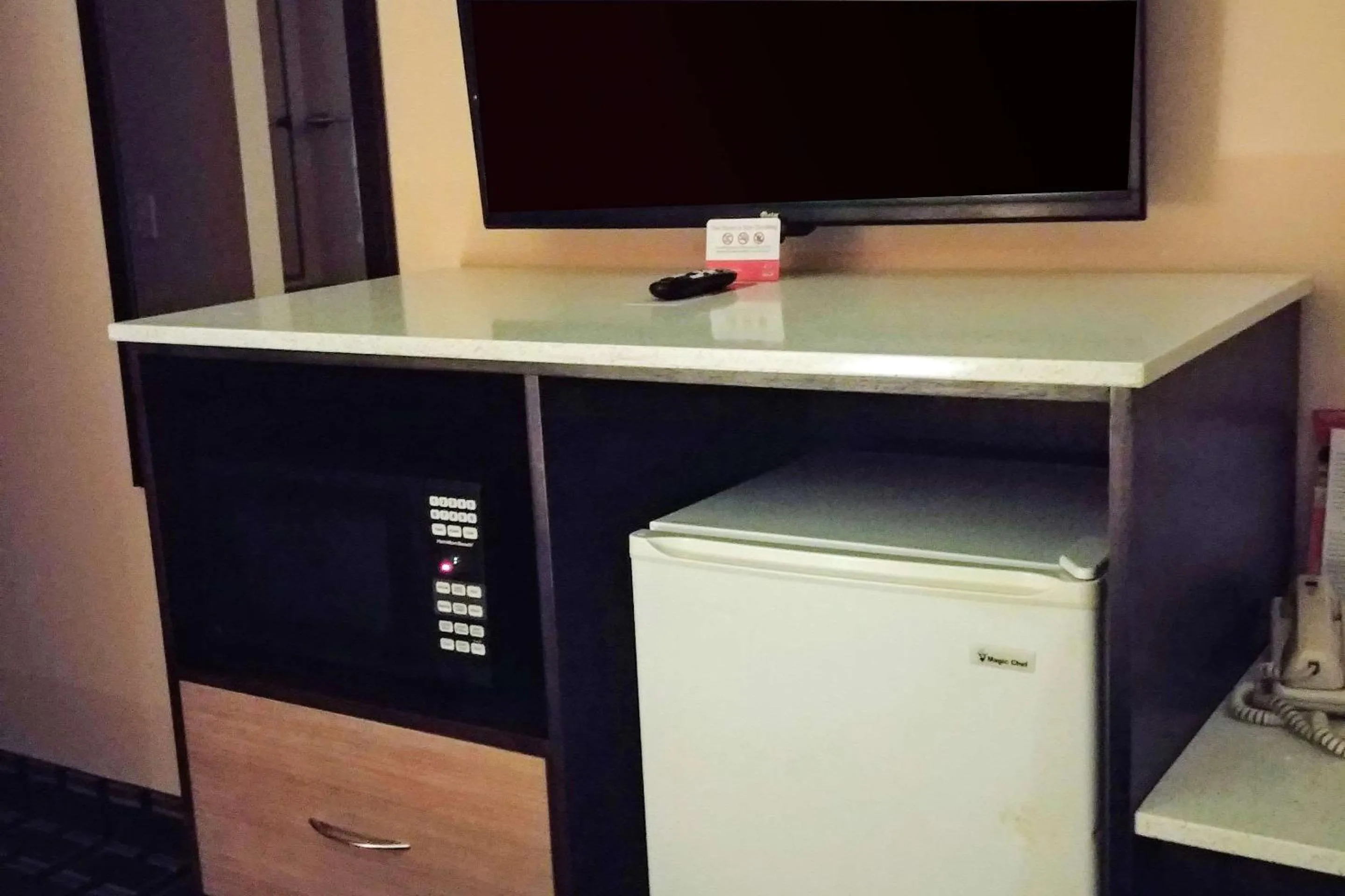 Bedroom in Econo Lodge Milldale - Southington