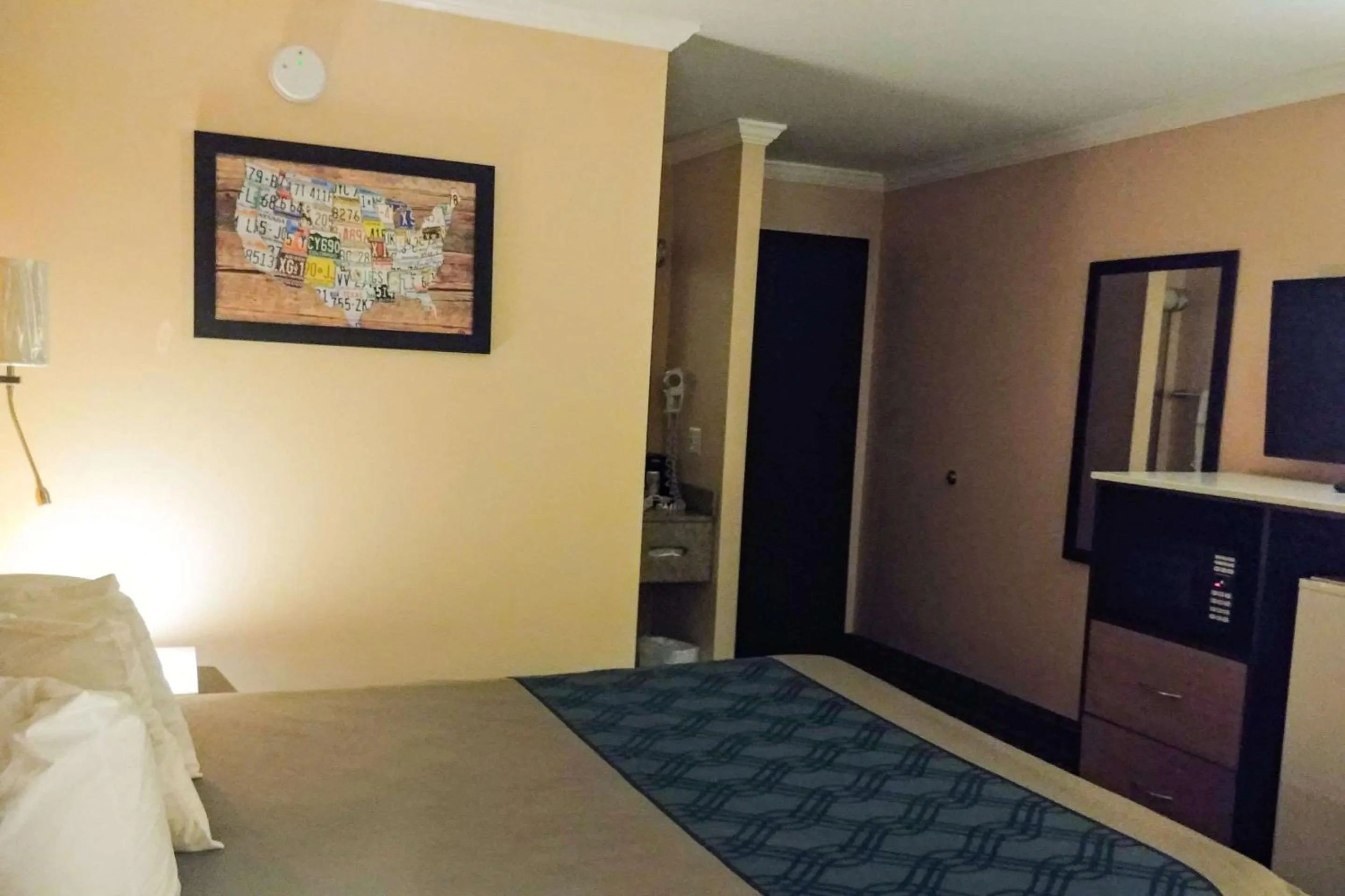 Bedroom in Econo Lodge Milldale - Southington