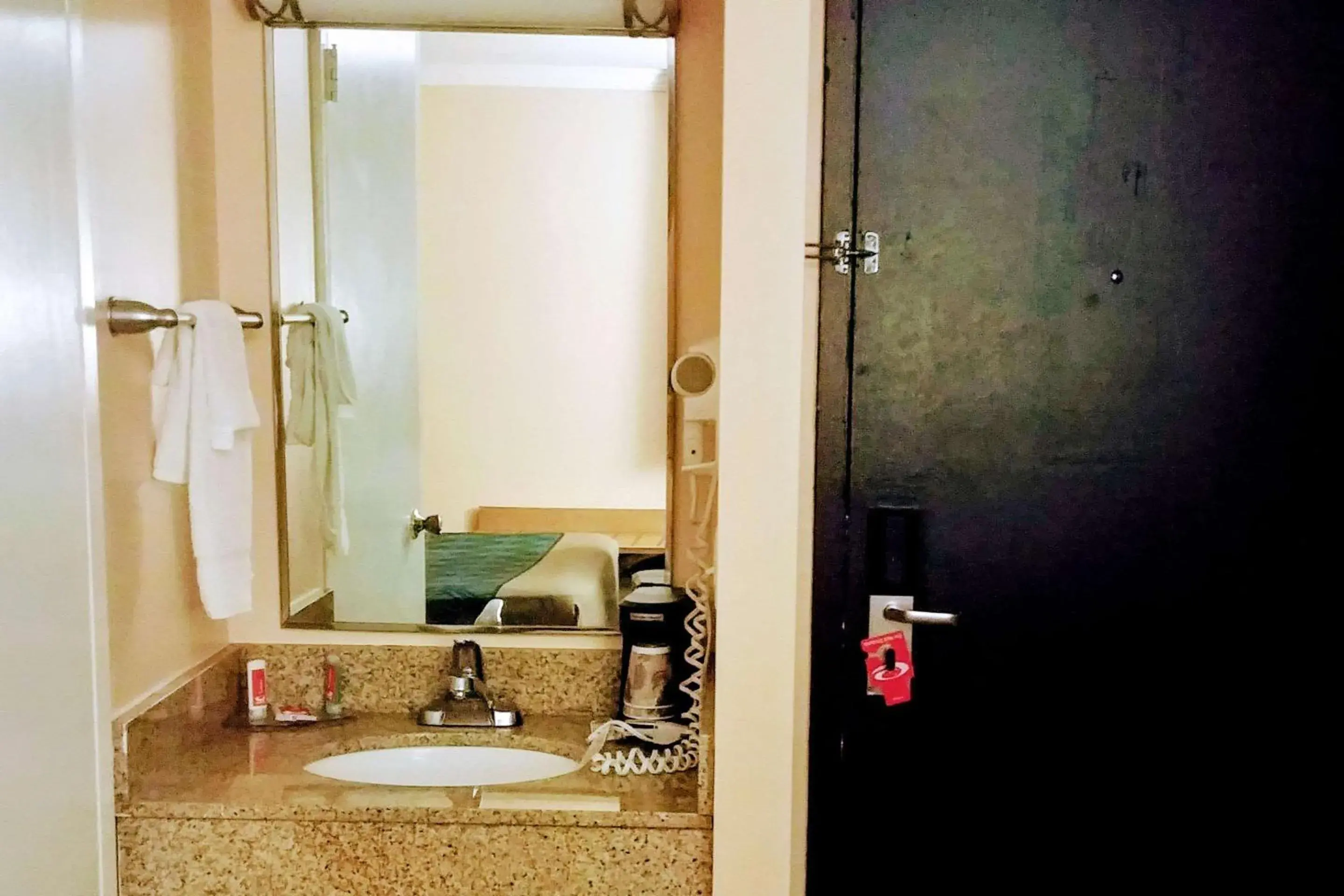 Queen Room - Smoking in Econo Lodge Milldale - Southington Queen Room - Smoking in Econo Lodge Milldale - Southington