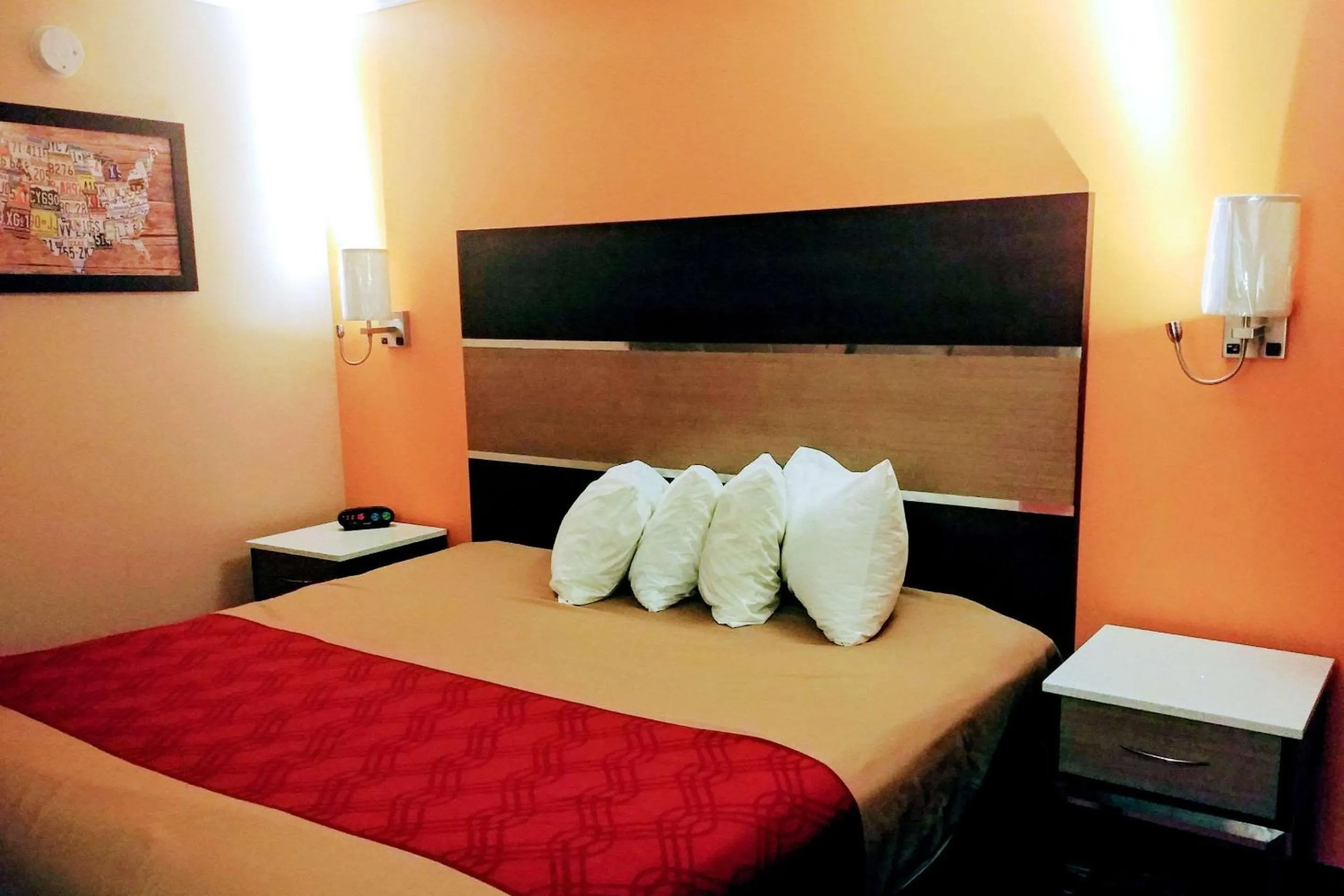 Bedroom in Econo Lodge Milldale - Southington