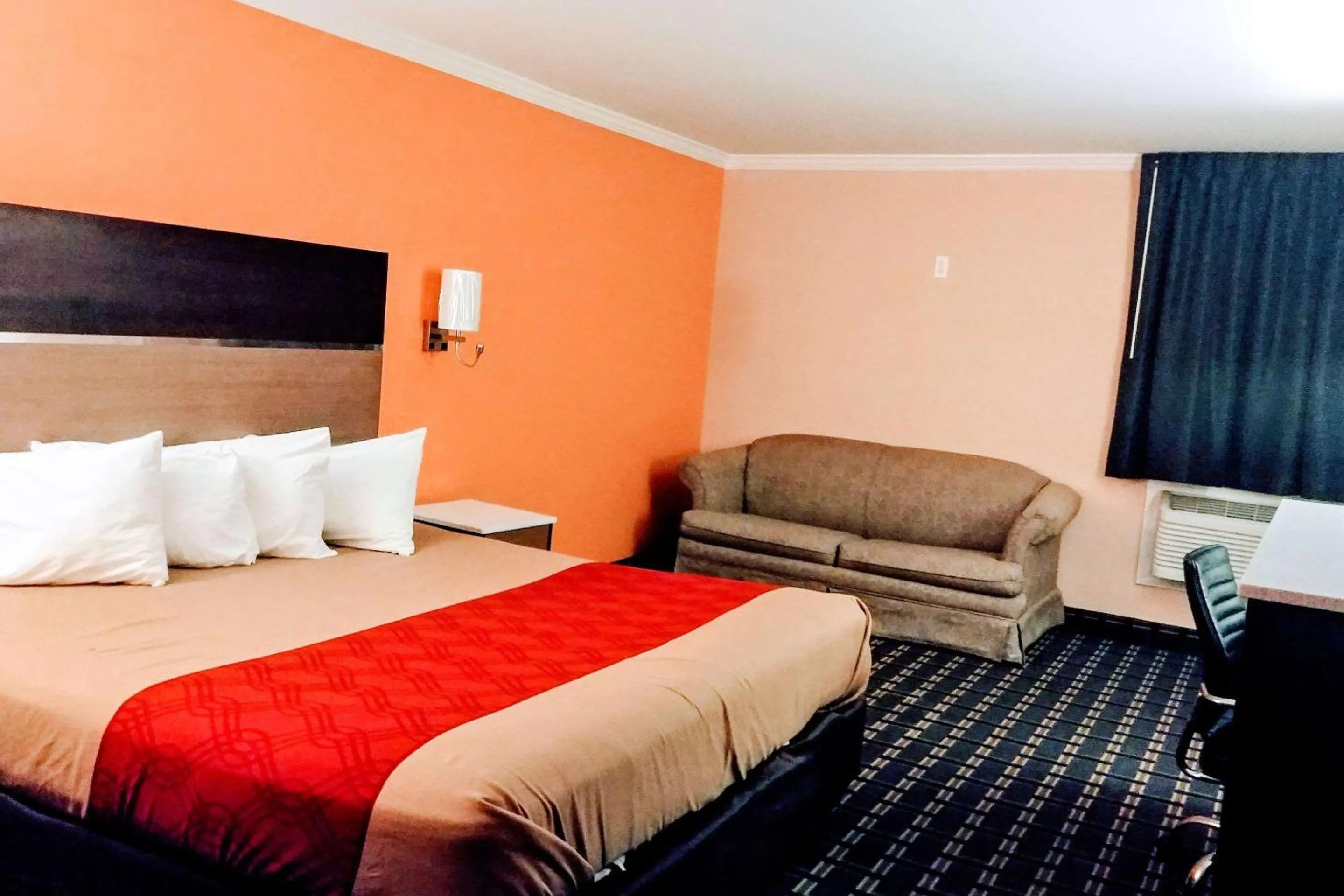 Bedroom in Econo Lodge Milldale - Southington
