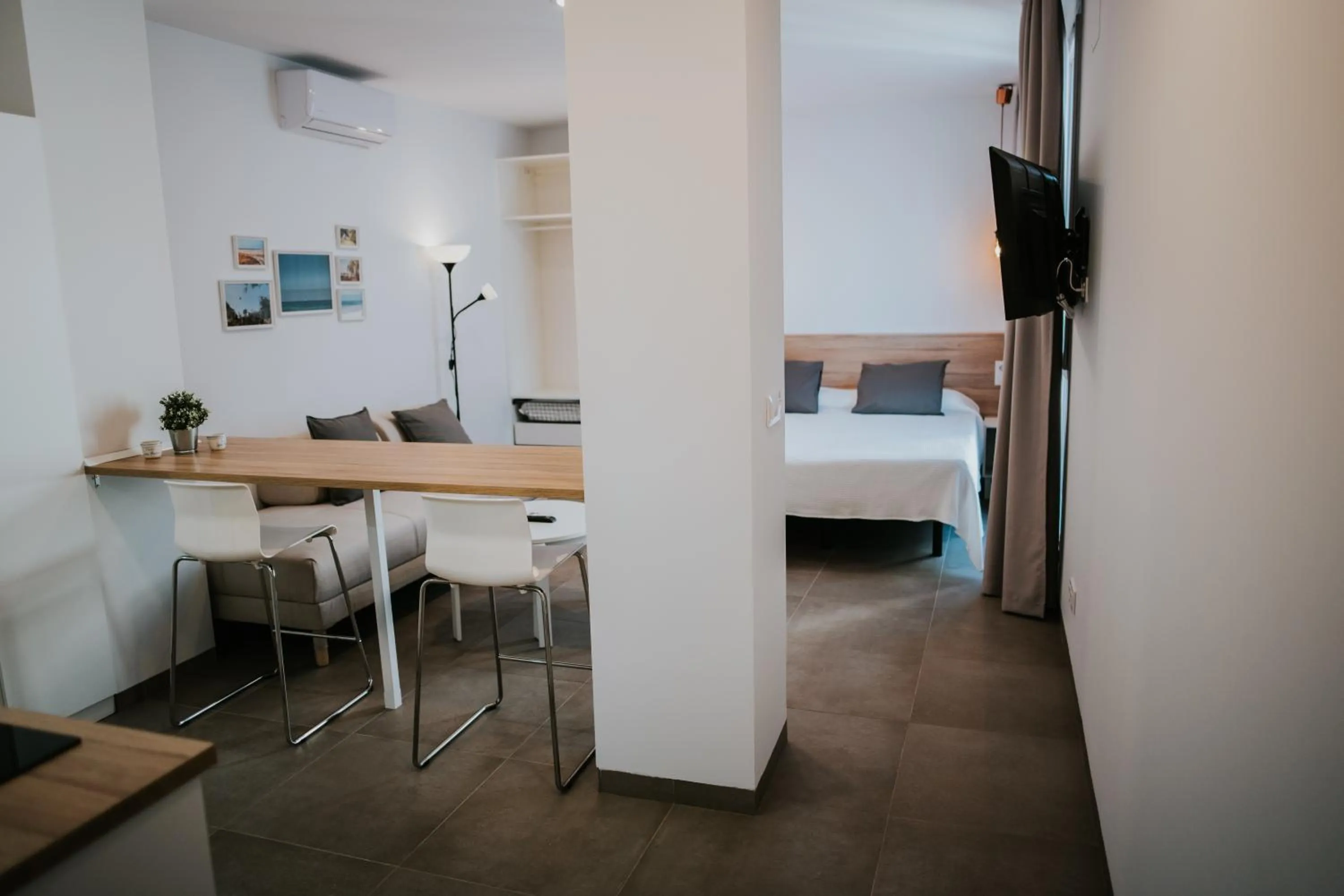 Kitchen or kitchenette, Bed in Apartamentos ZHR