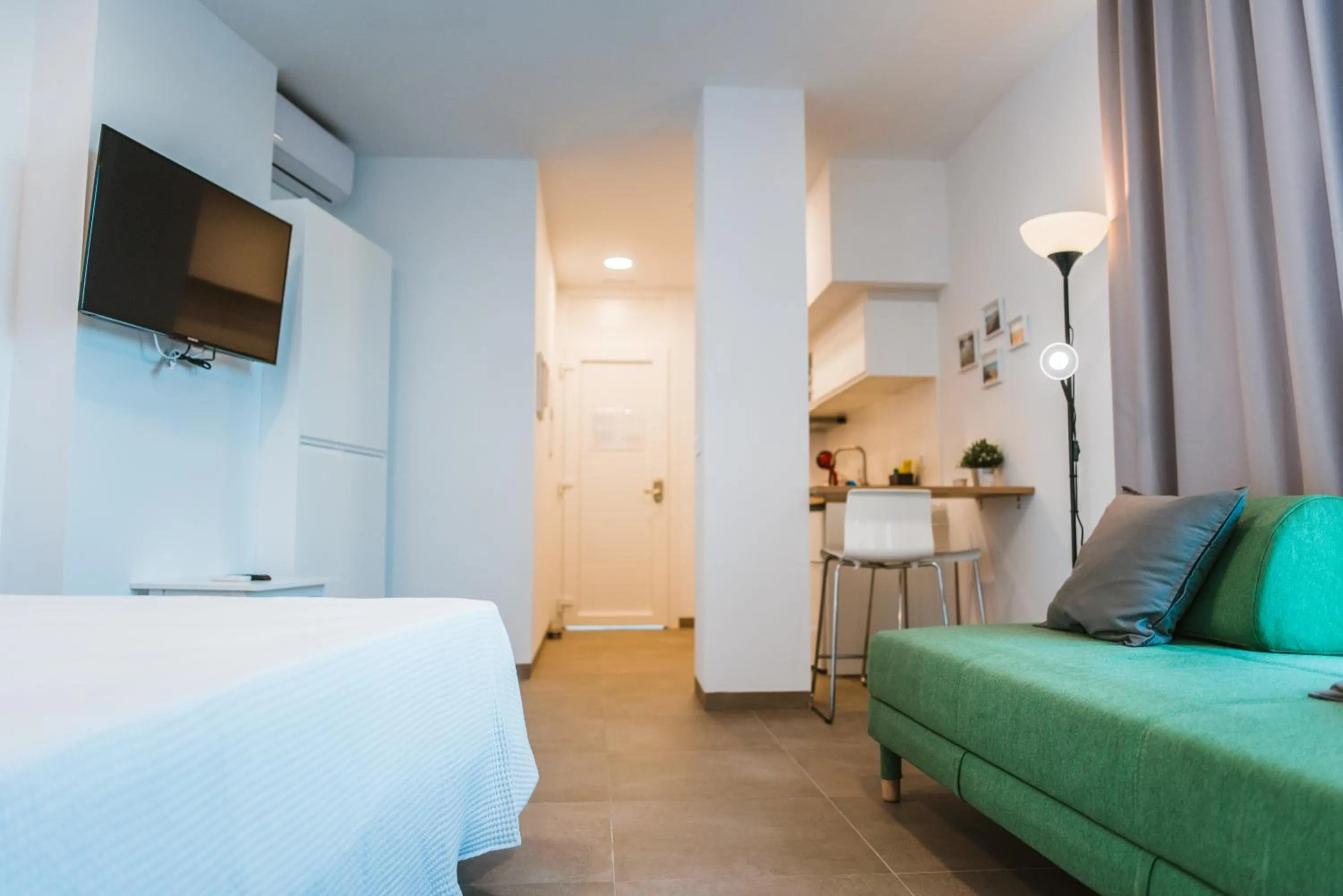 Kitchen or kitchenette, Bed in Apartamentos ZHR