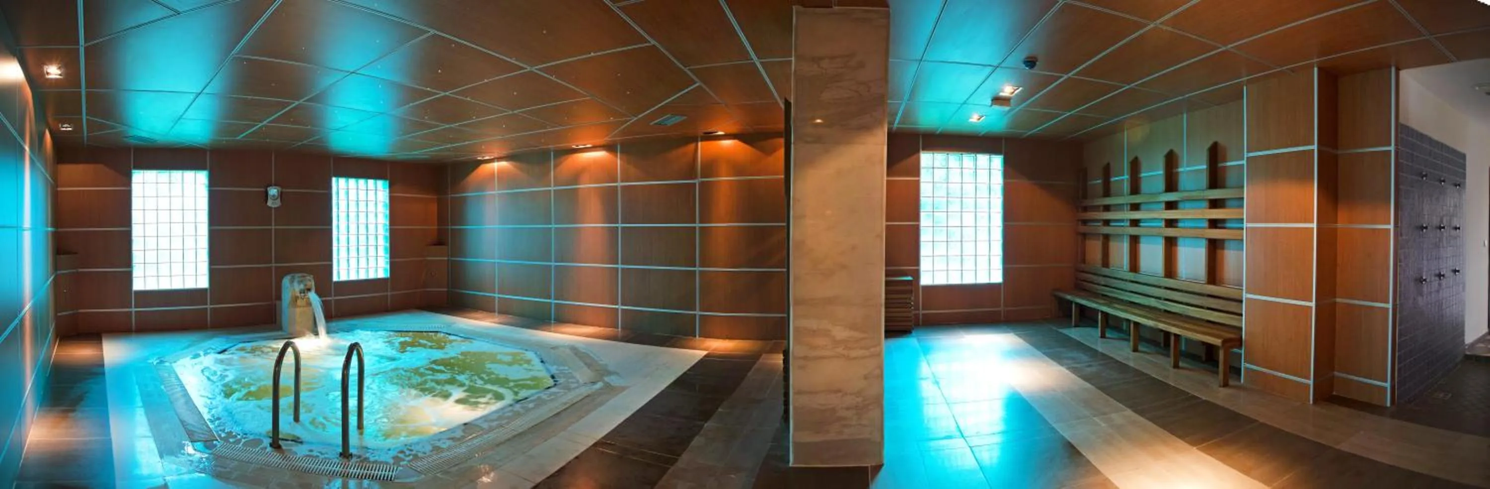 Swimming pool in Balcova Termal Hotel