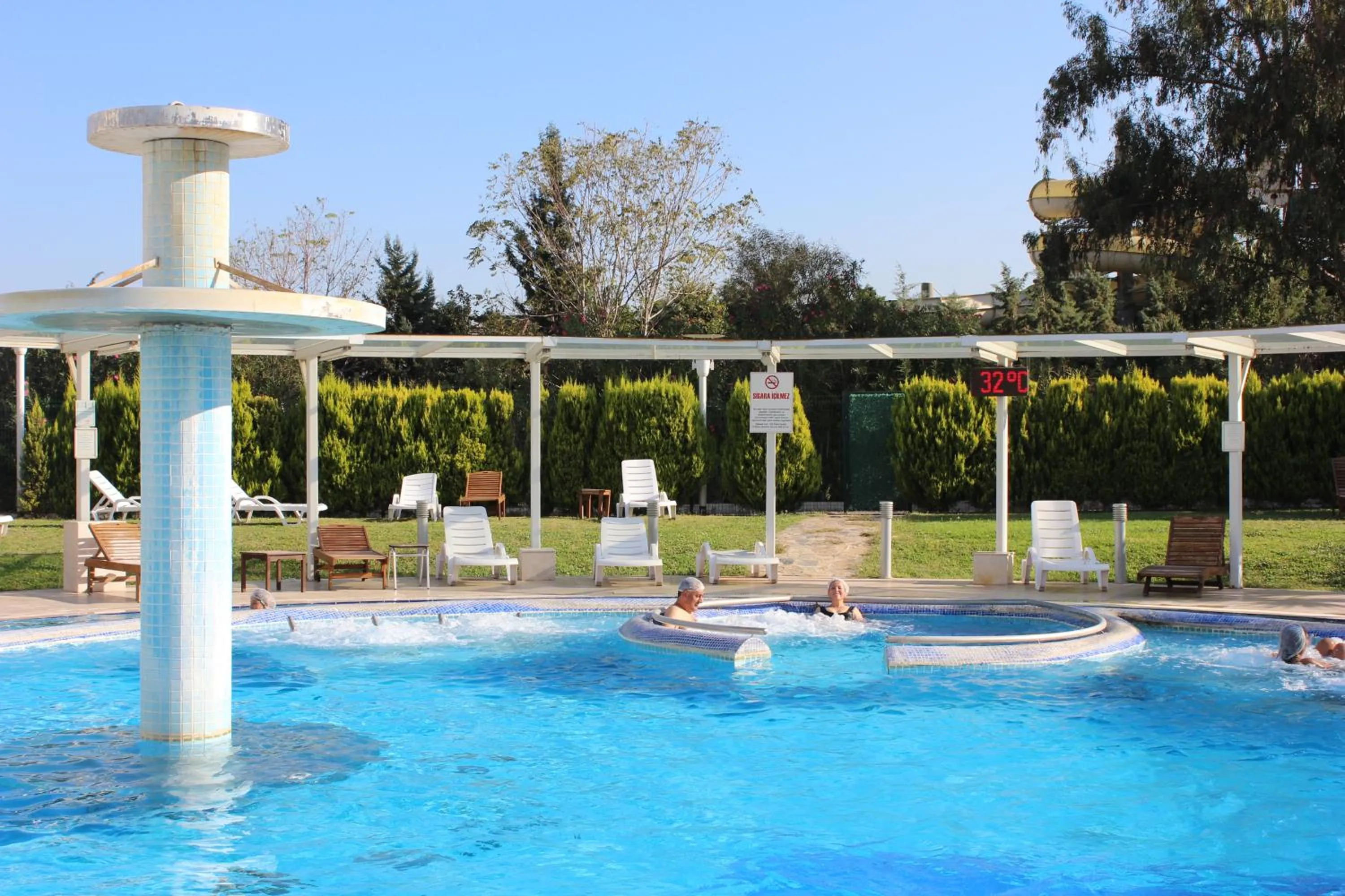 Swimming pool in Balcova Termal Hotel
