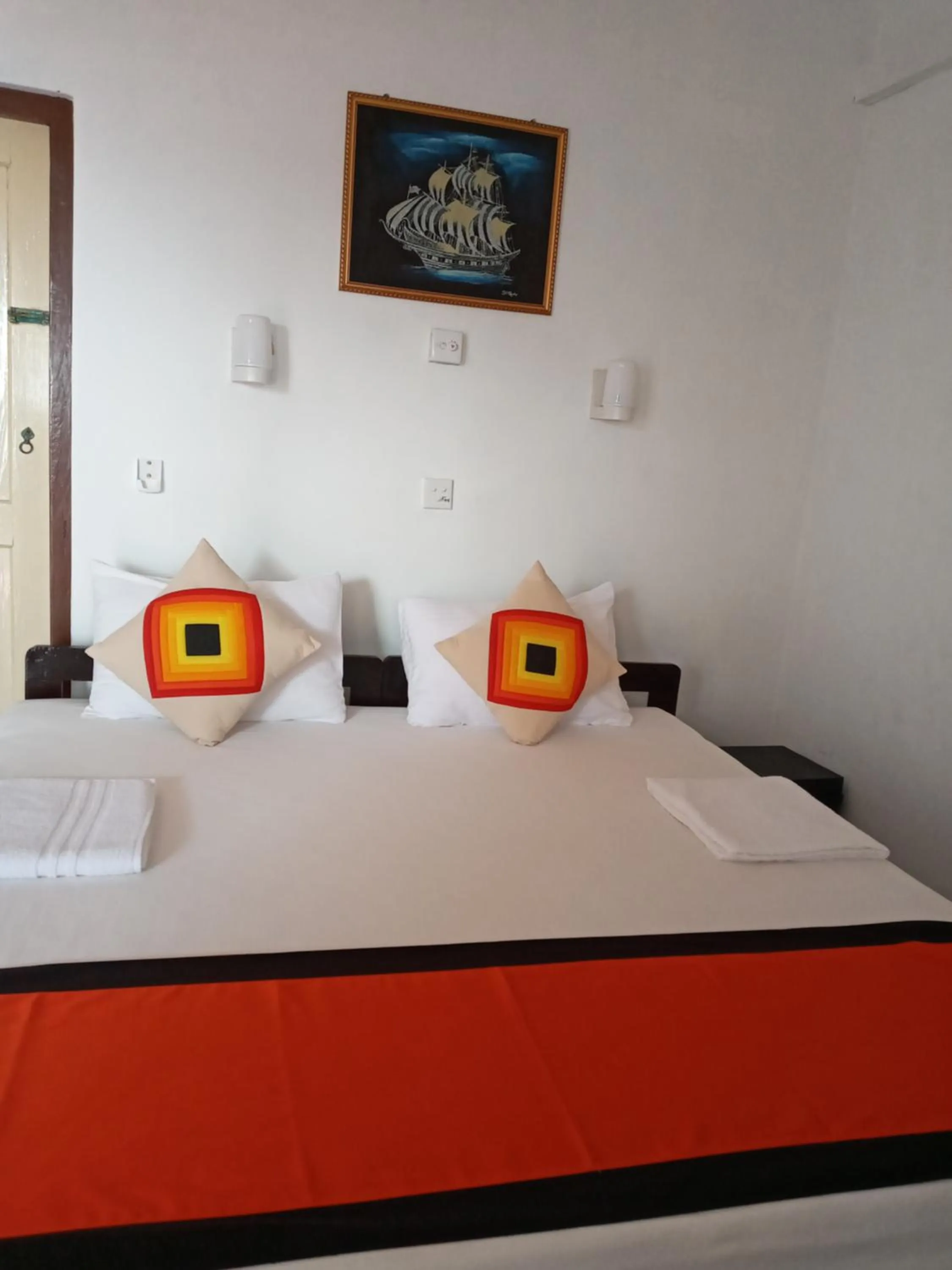 Bedroom, Bed in New SeaSide Inn Hikkaduwa