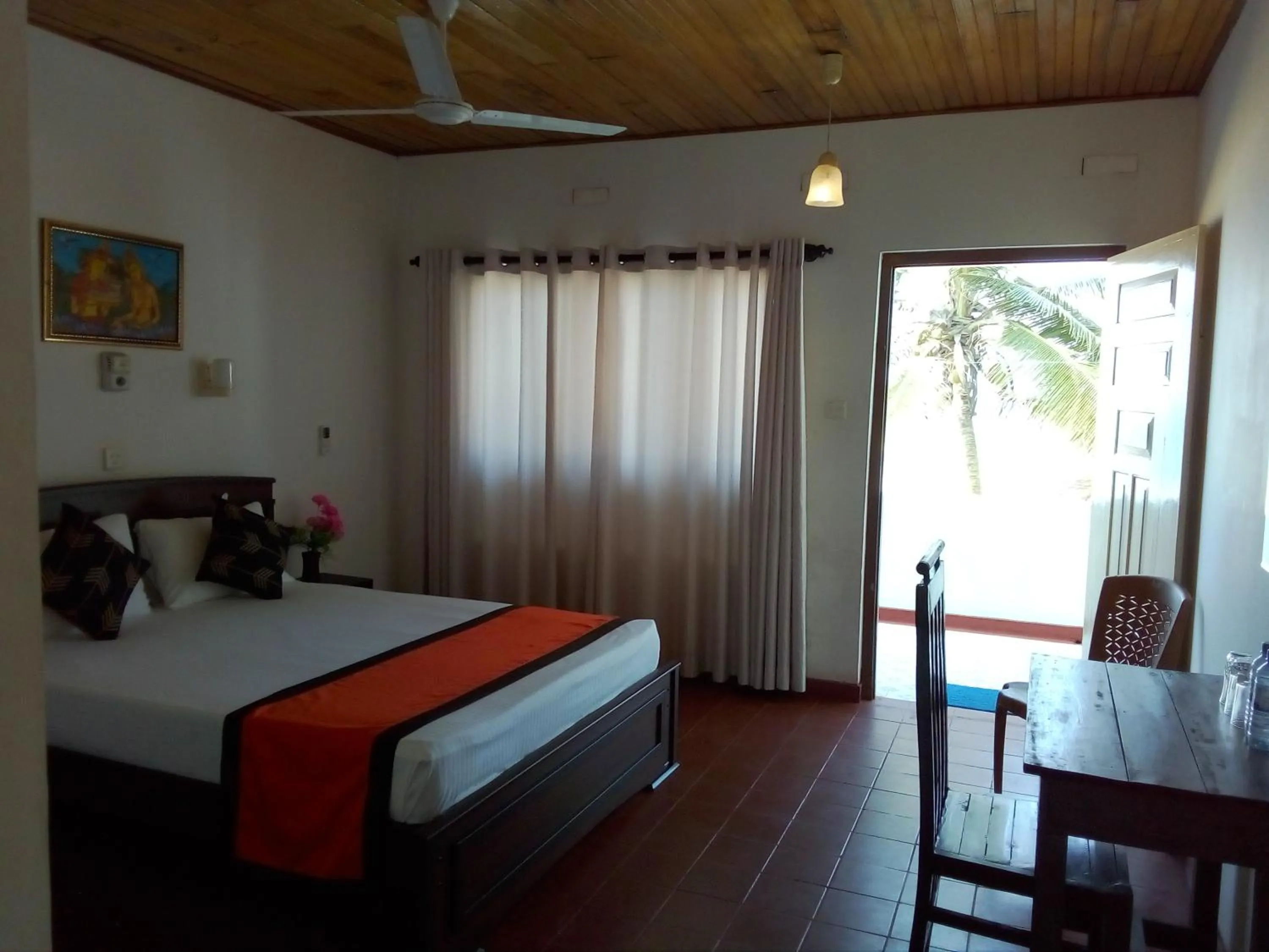 Photo of the whole room, Bed in New SeaSide Inn Hikkaduwa