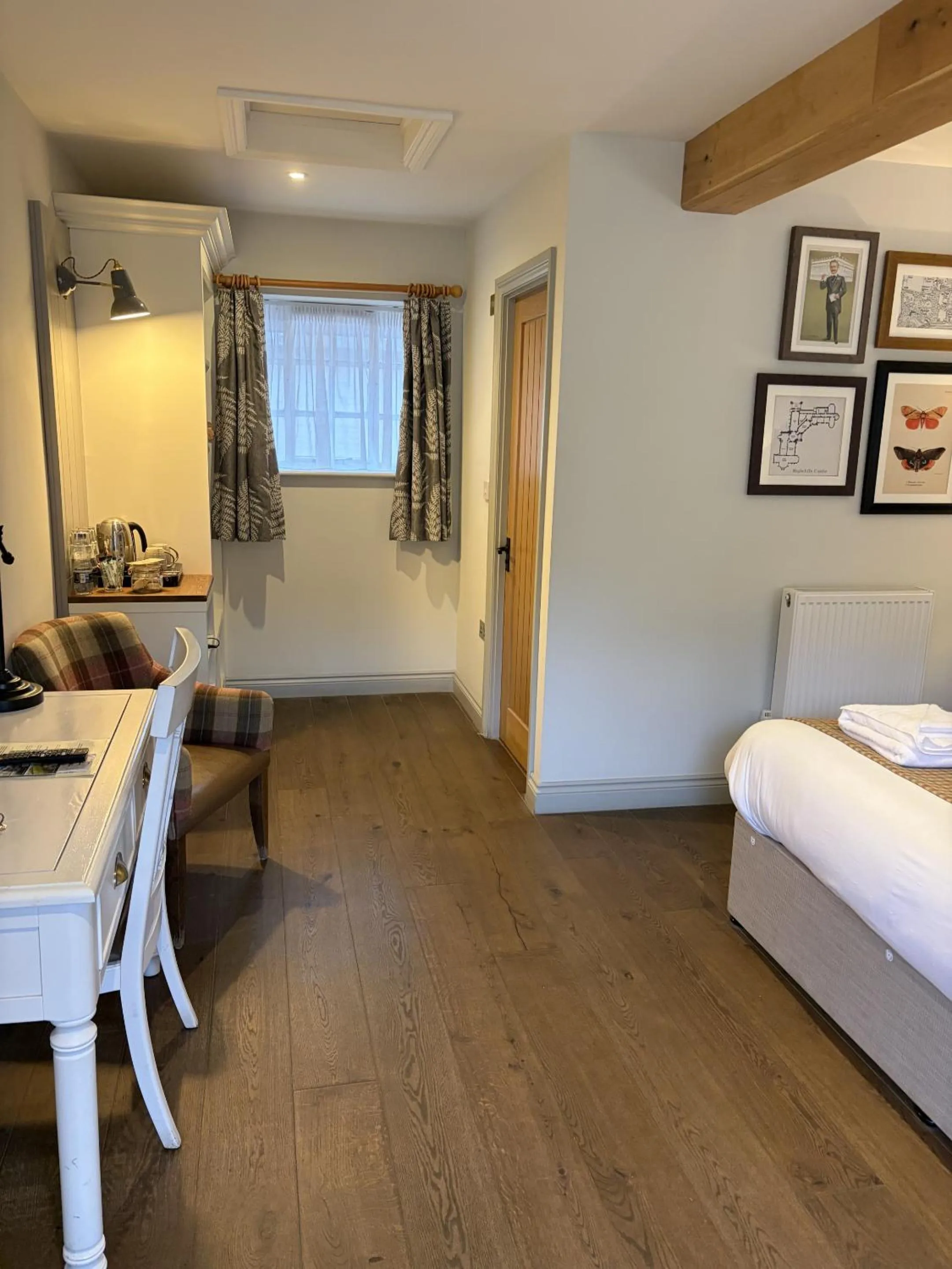 Bedroom, Bed in The Walhampton Arms