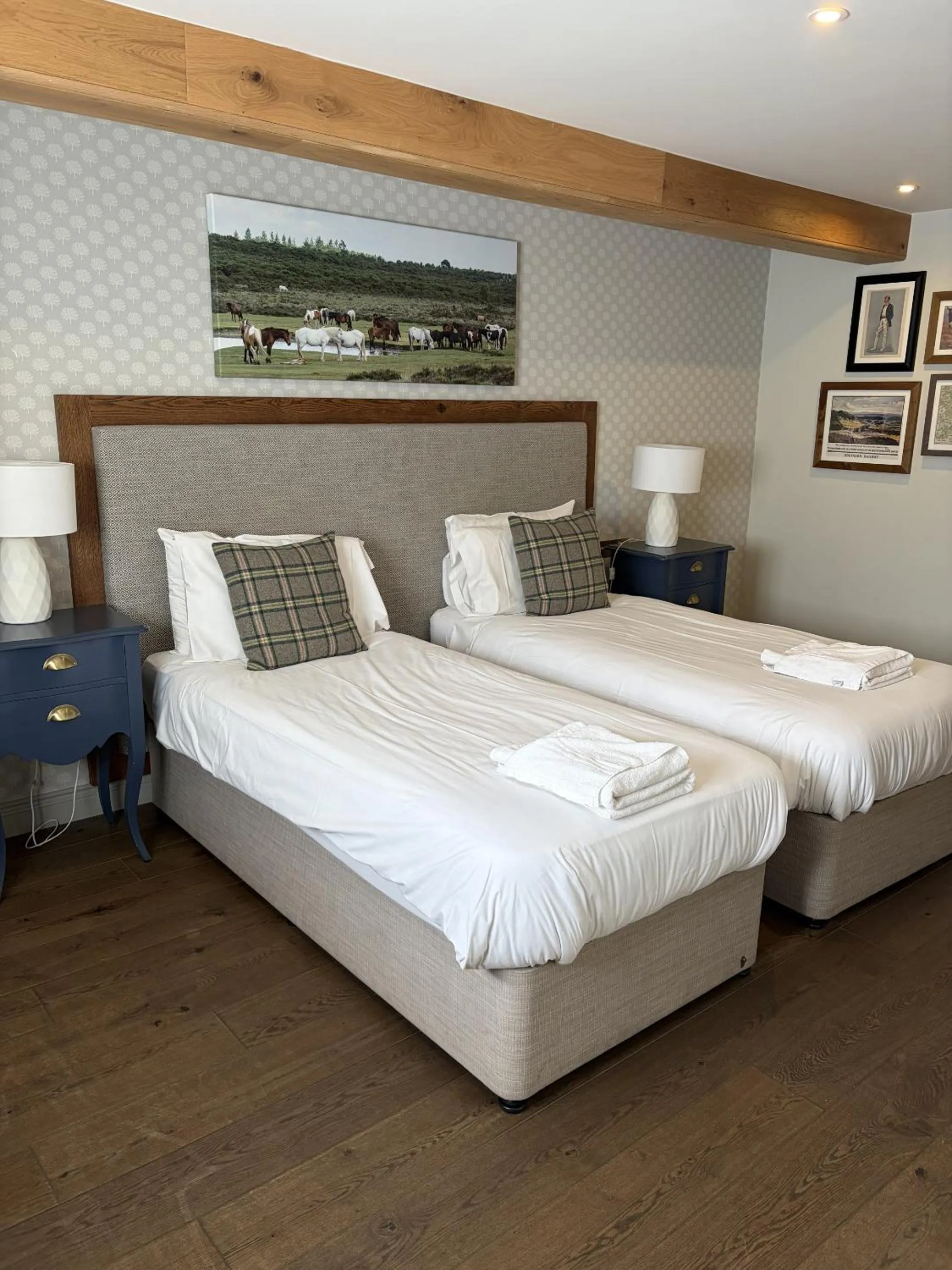 Bedroom, Bed in The Walhampton Arms