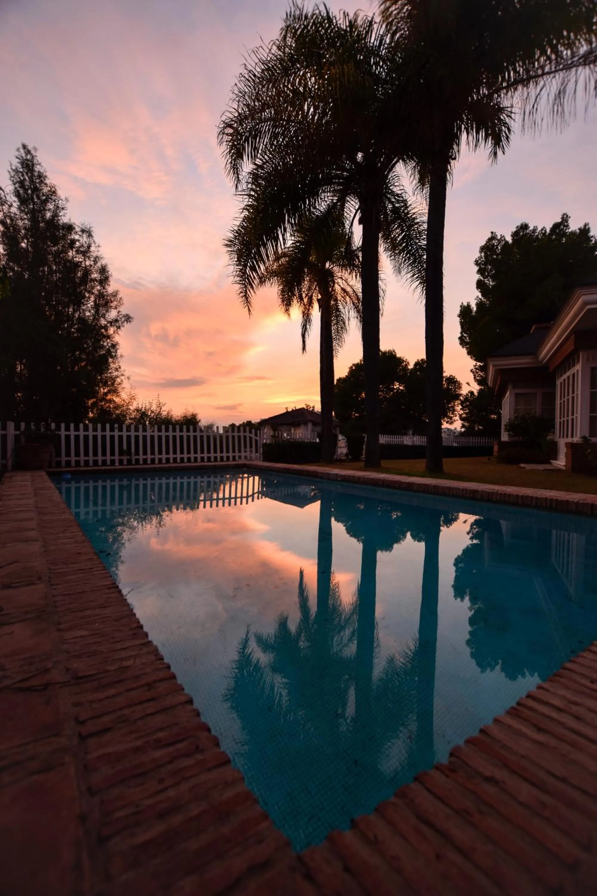Swimming pool in Villa Antumalal B&B