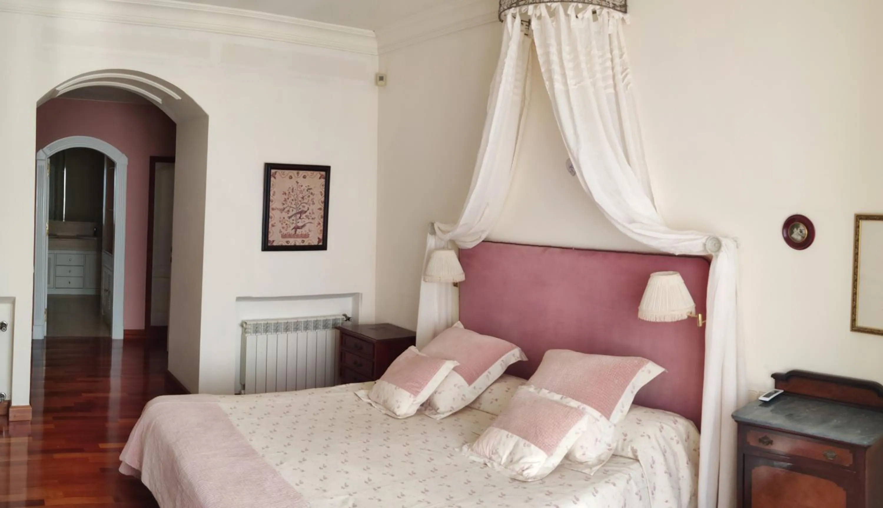 Bedroom in Villa Antumalal B&B