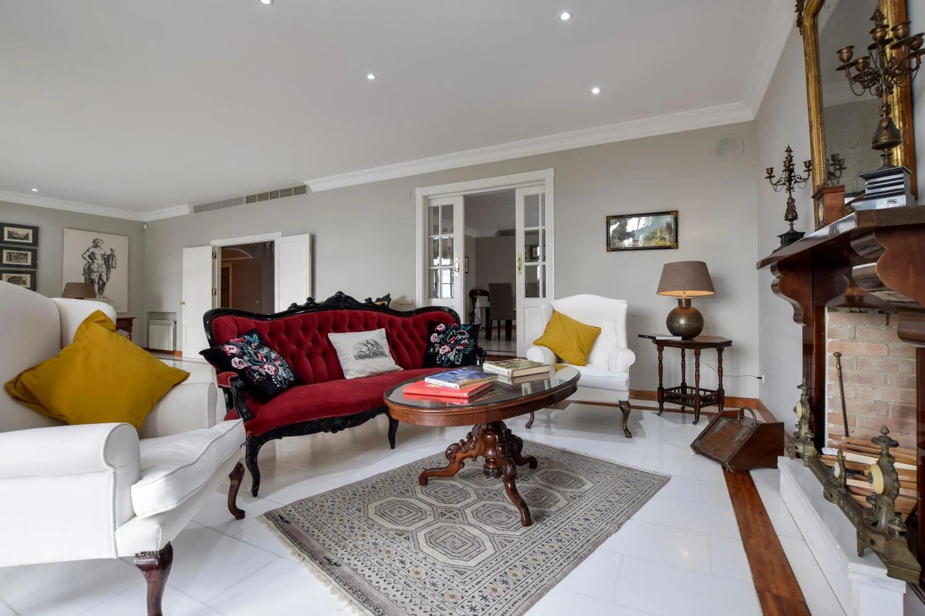 Communal lounge/ TV room in Villa Antumalal B&B