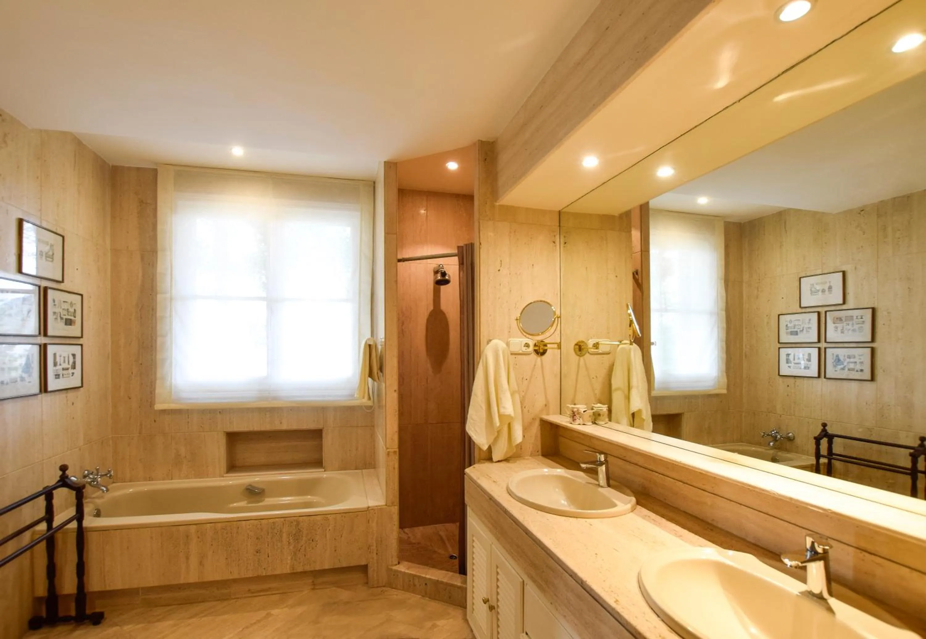 Bathroom in Villa Antumalal B&B