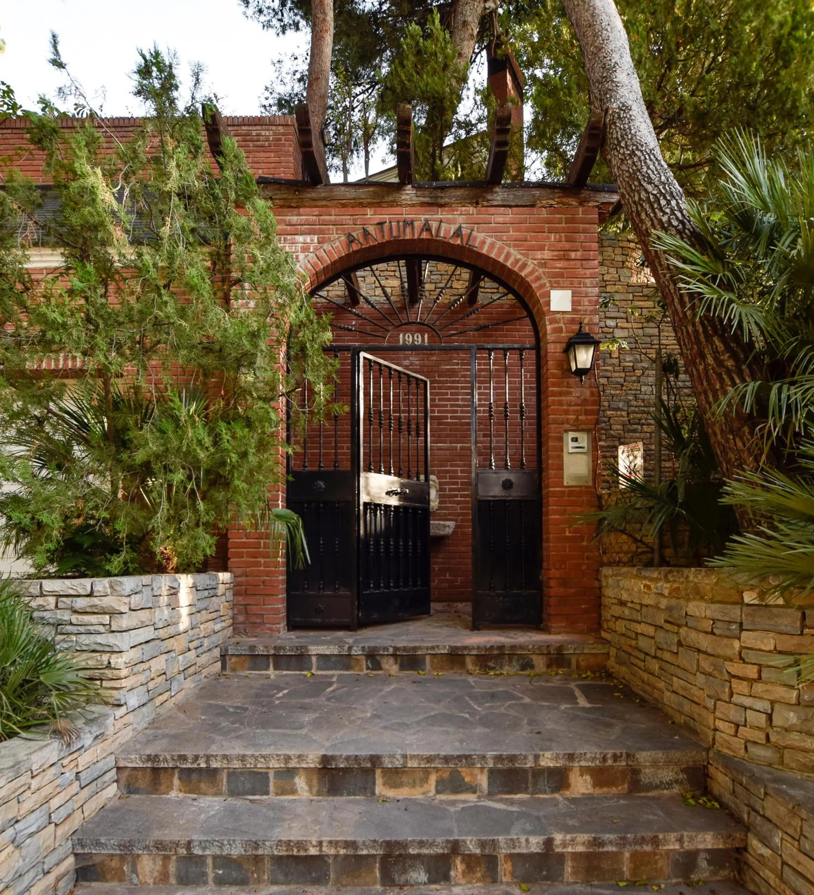 Facade/entrance in Villa Antumalal B&B