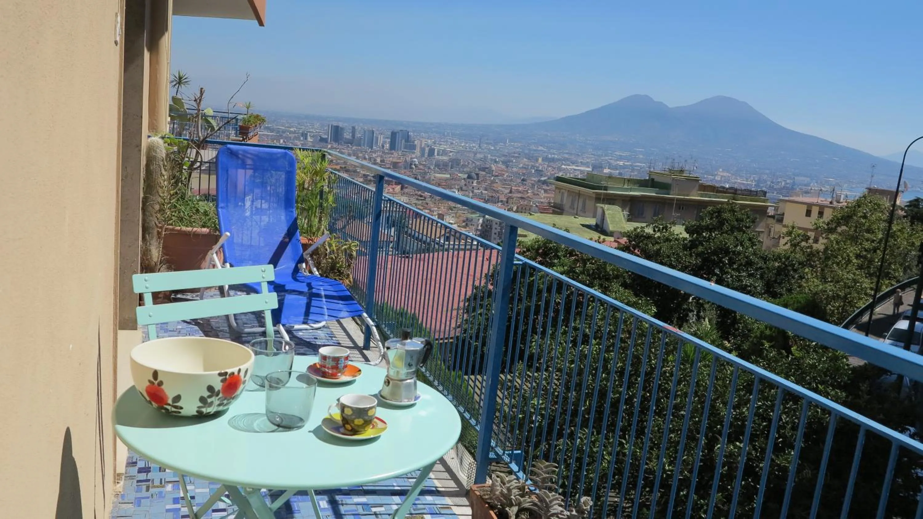 Spacious panoramic apartment - half way Center-Vomero district