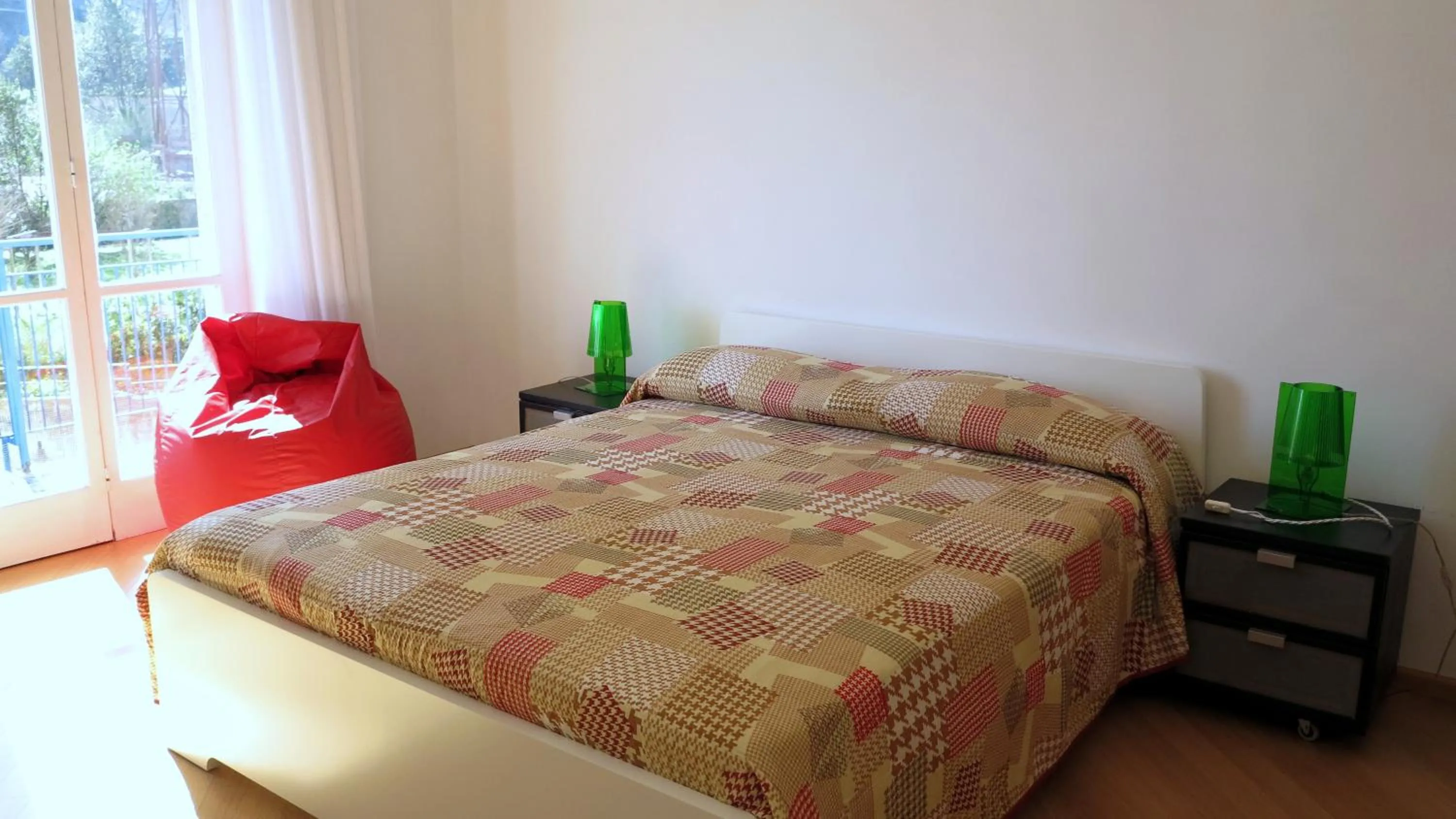 Spacious panoramic apartment - half way Center-Vomero district
