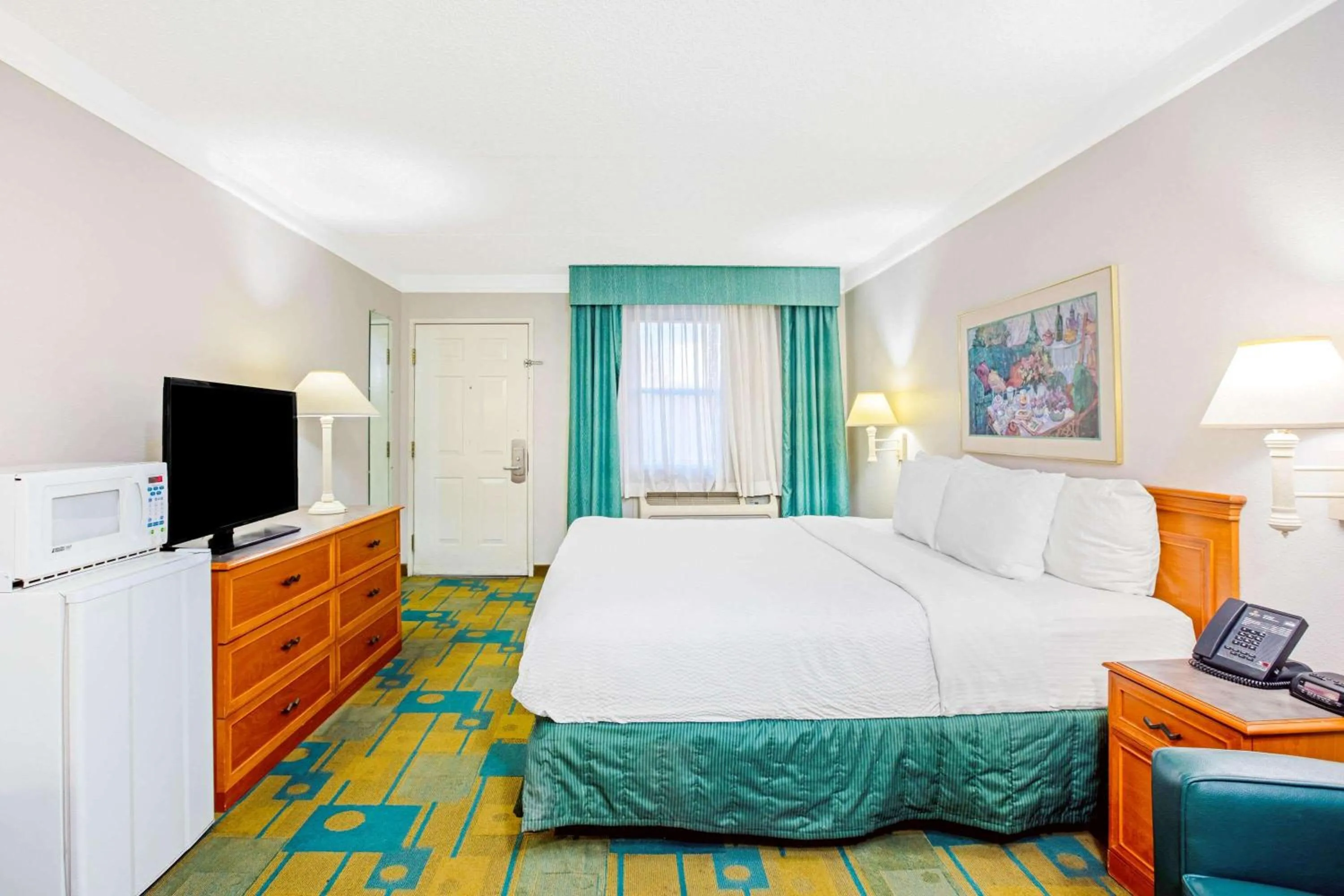 Photo of the whole room, Bed in La Quinta Inn by Wyndham El Paso Cielo Vista