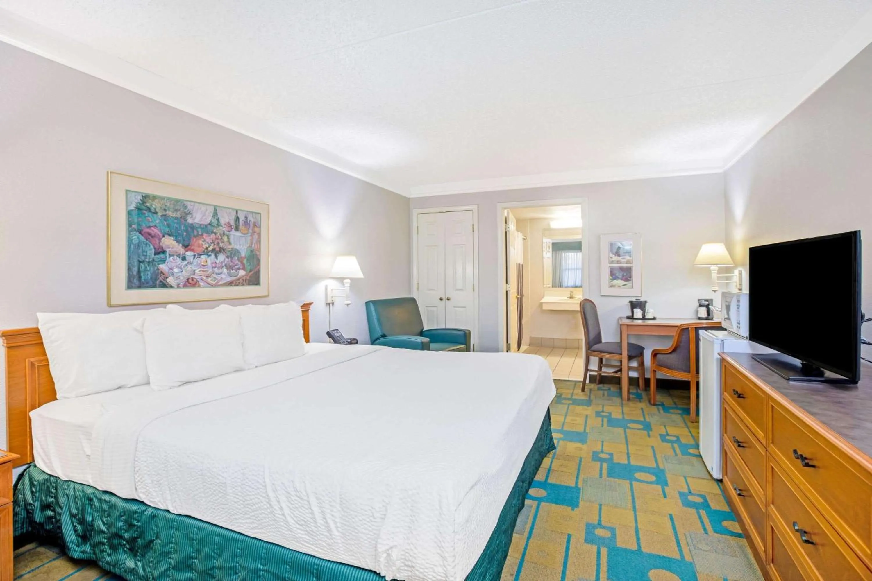 Photo of the whole room, Bed in La Quinta Inn by Wyndham El Paso Cielo Vista