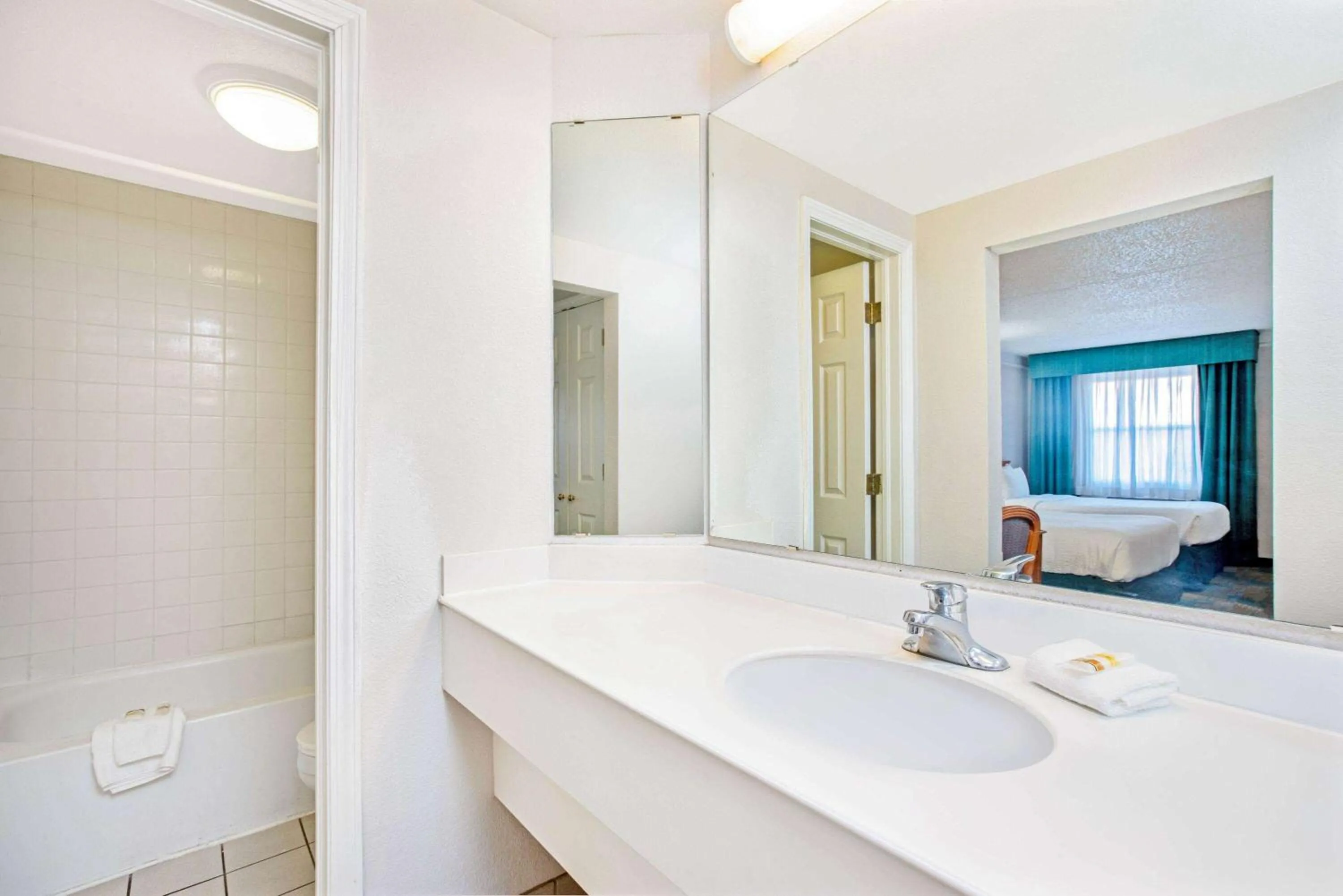 Bathroom in La Quinta Inn by Wyndham El Paso Cielo Vista