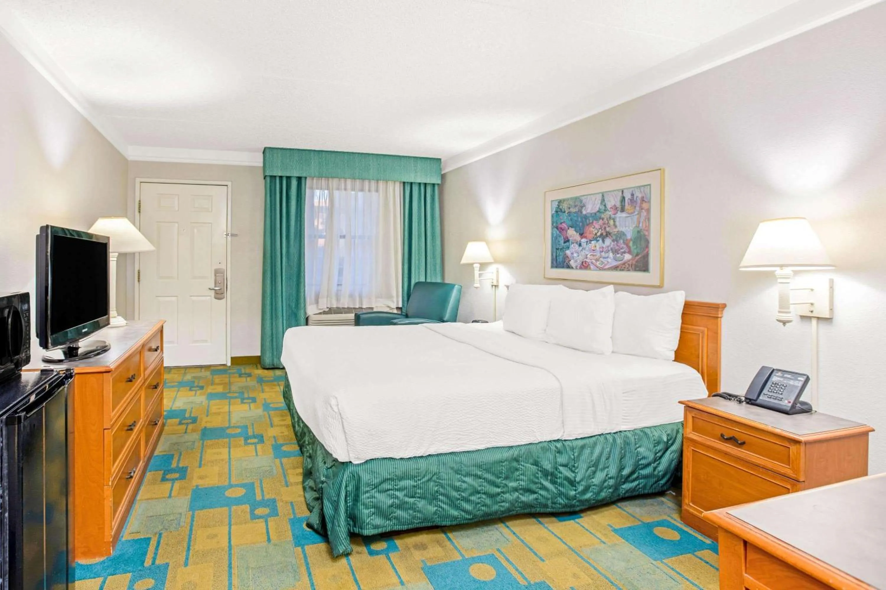 Photo of the whole room, Bed in La Quinta Inn by Wyndham El Paso Cielo Vista
