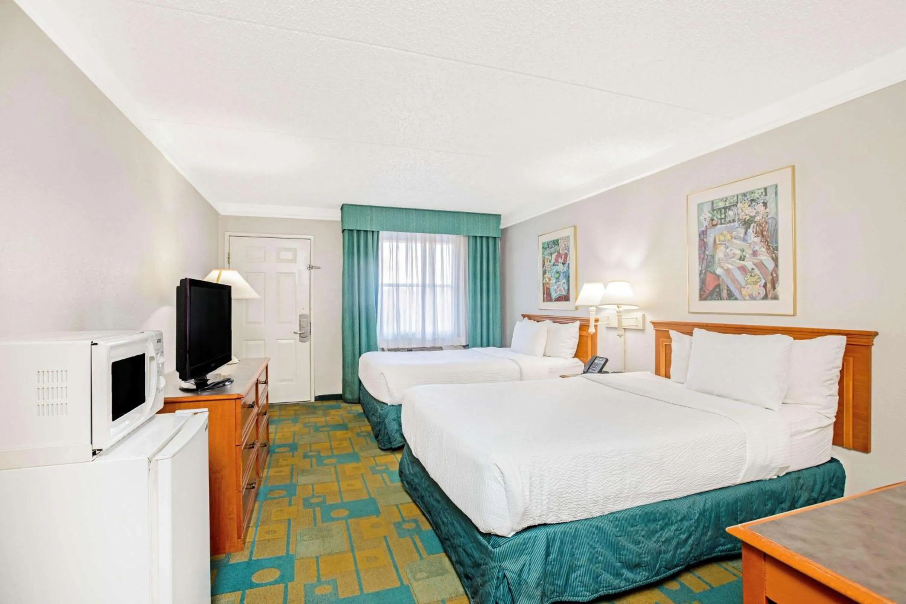 Photo of the whole room, Bed in La Quinta Inn by Wyndham El Paso Cielo Vista