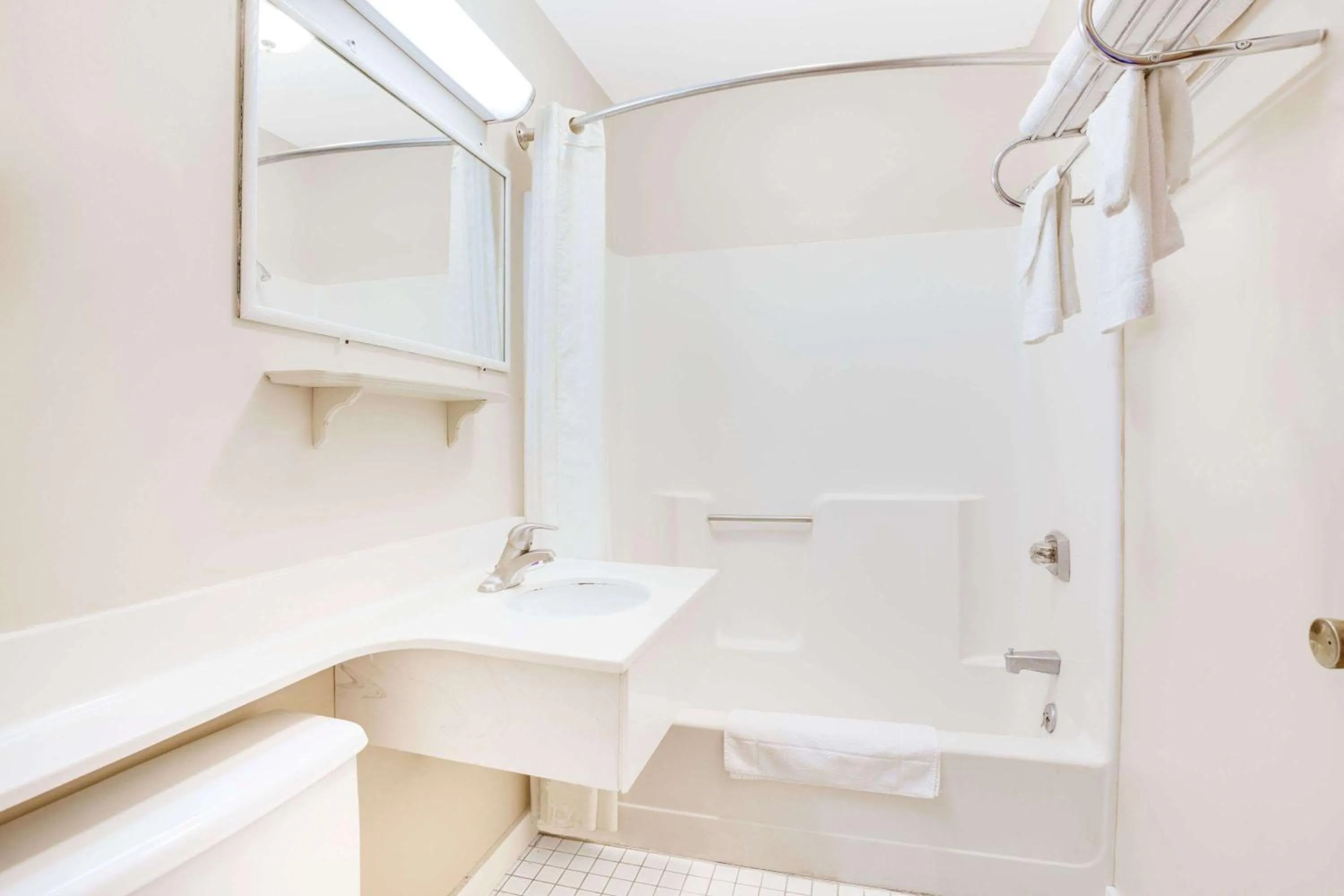 Photo of the whole room in Travel Inn