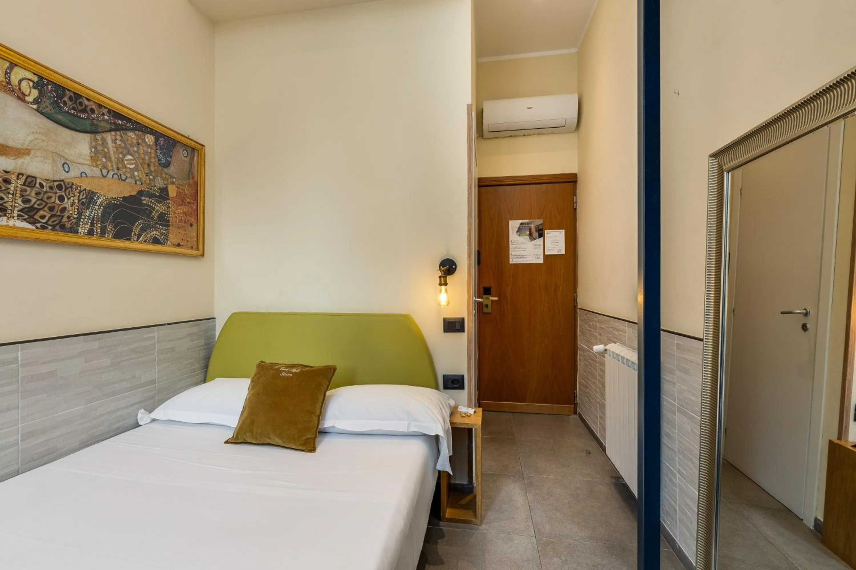 Bedroom, Bed in Seven