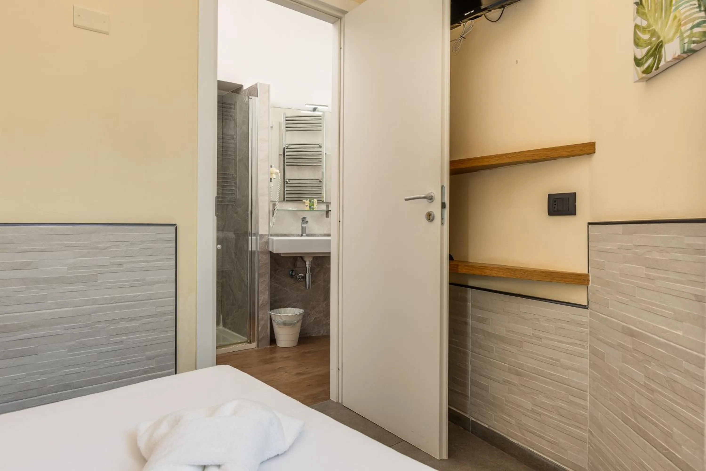 Bedroom, Bed in Seven