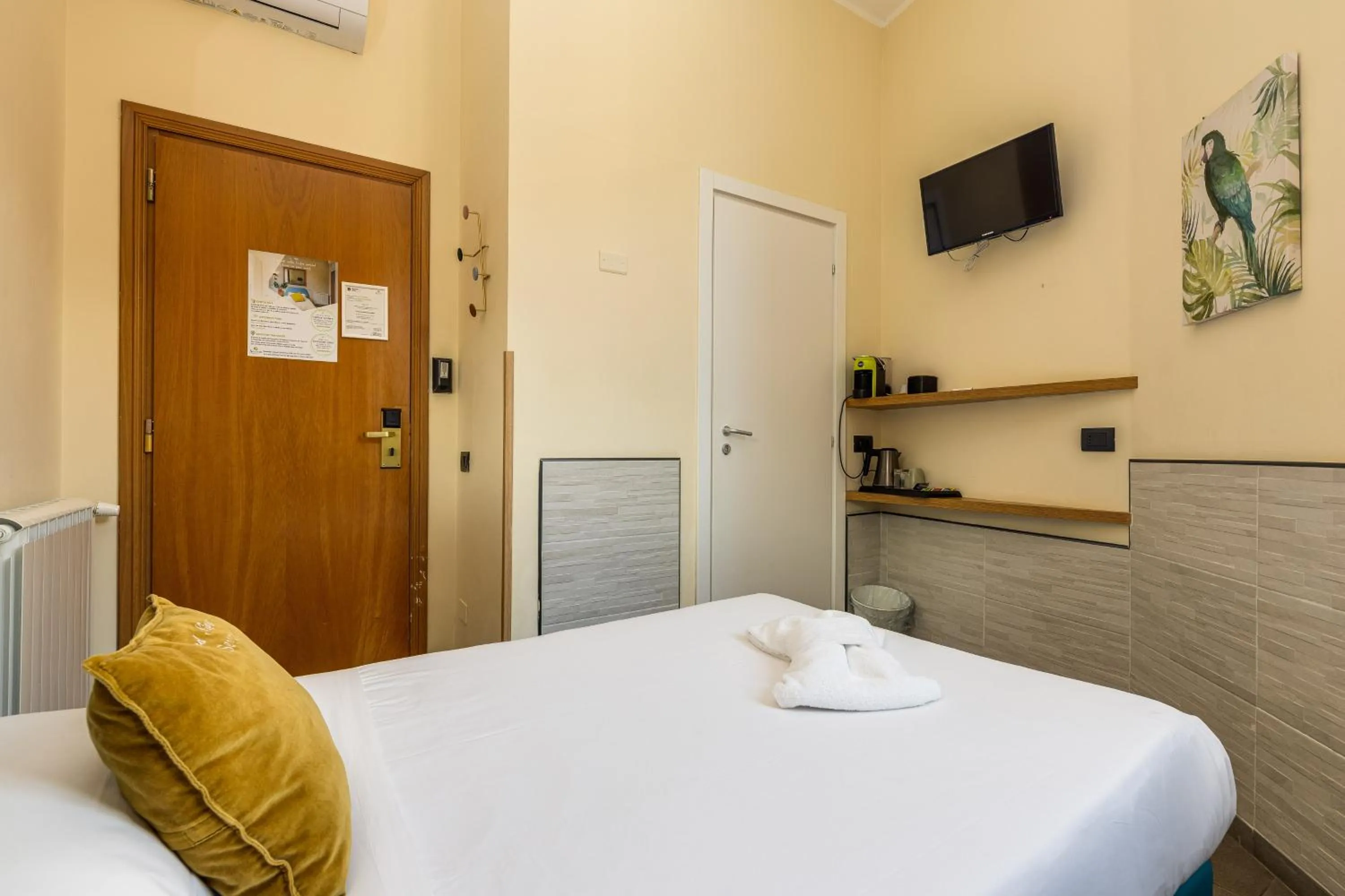 Bedroom, Bed in Seven