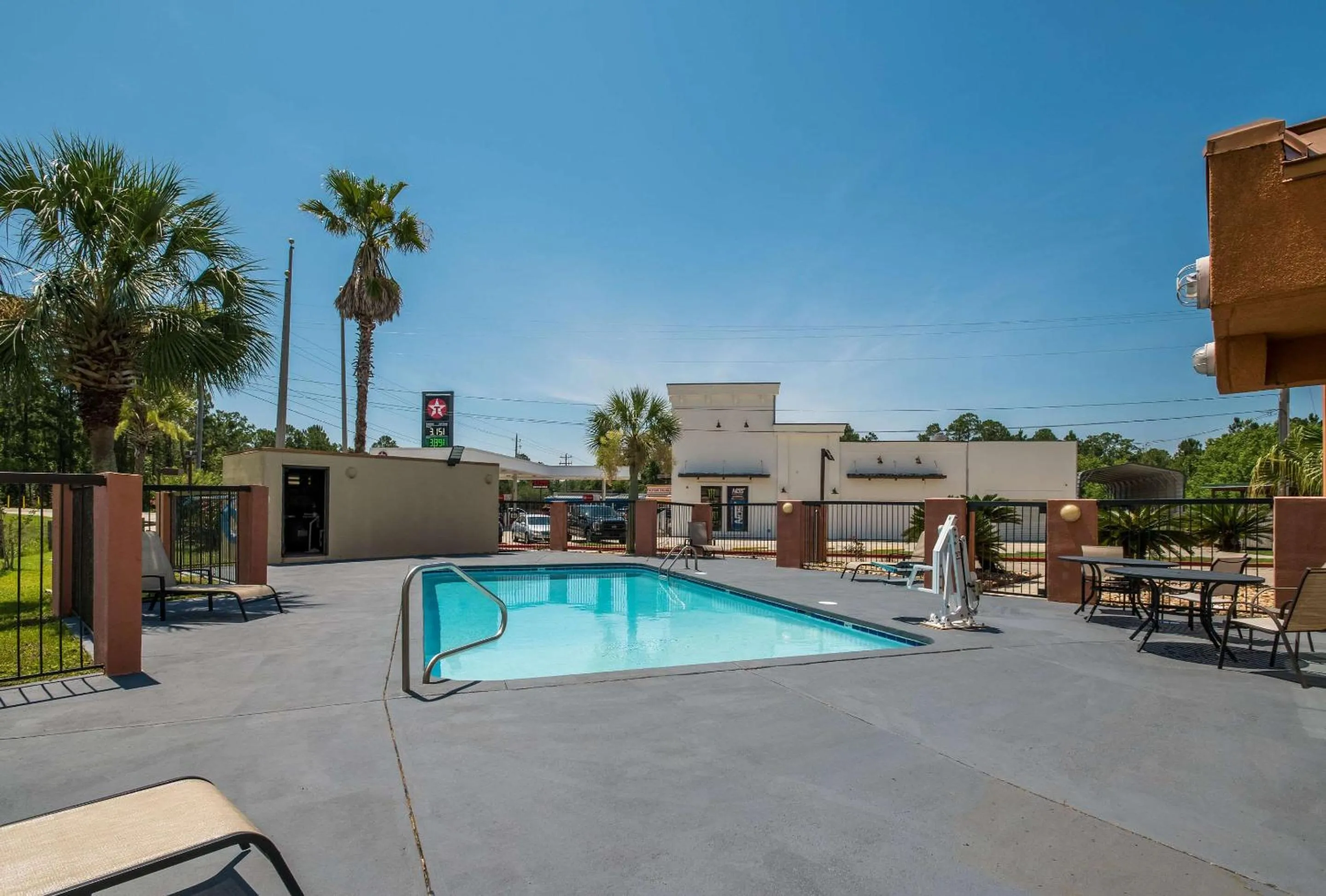 Swimming pool in Econo Lodge Inn & Suites Diamondhead