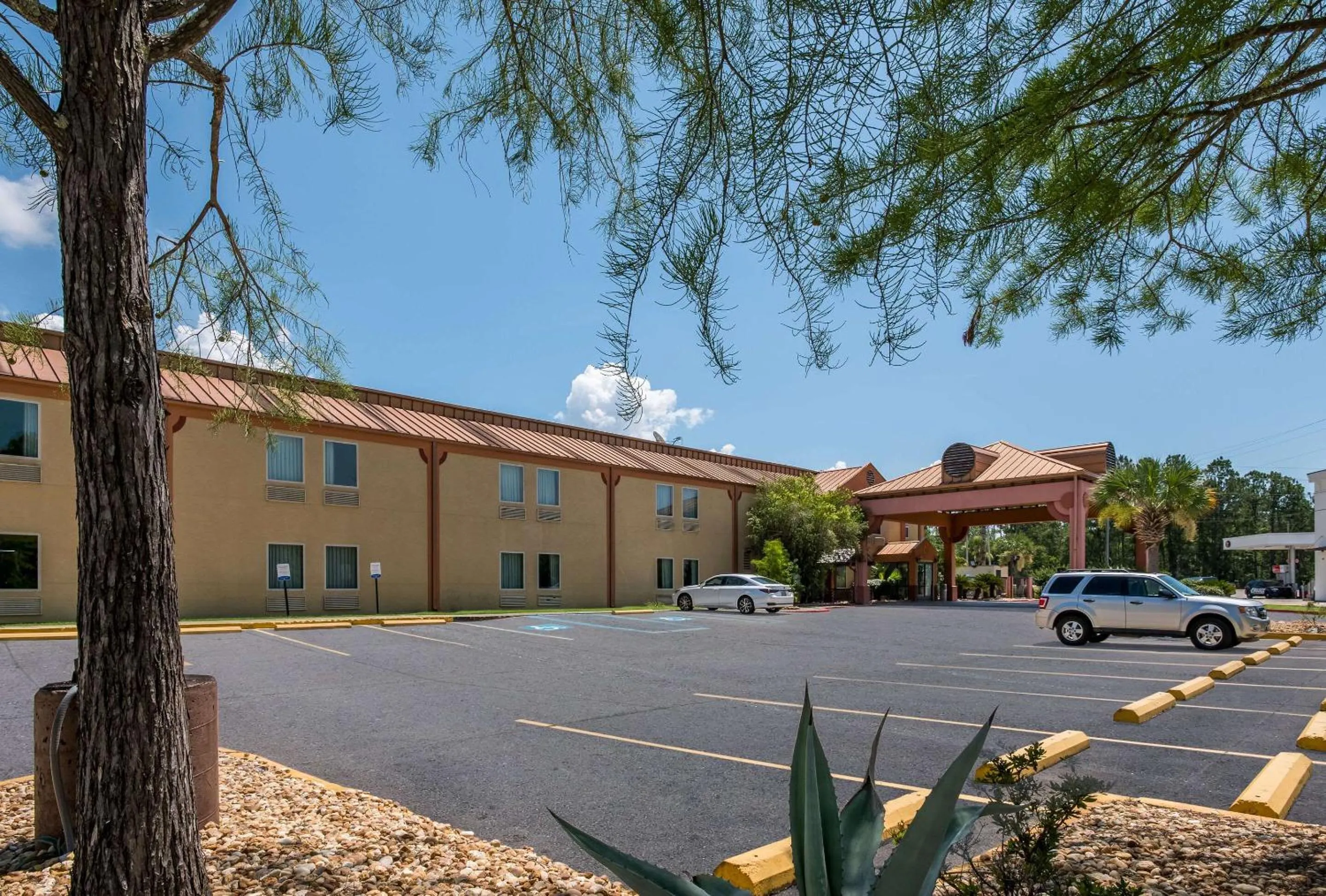 Property building in Econo Lodge Inn & Suites Diamondhead