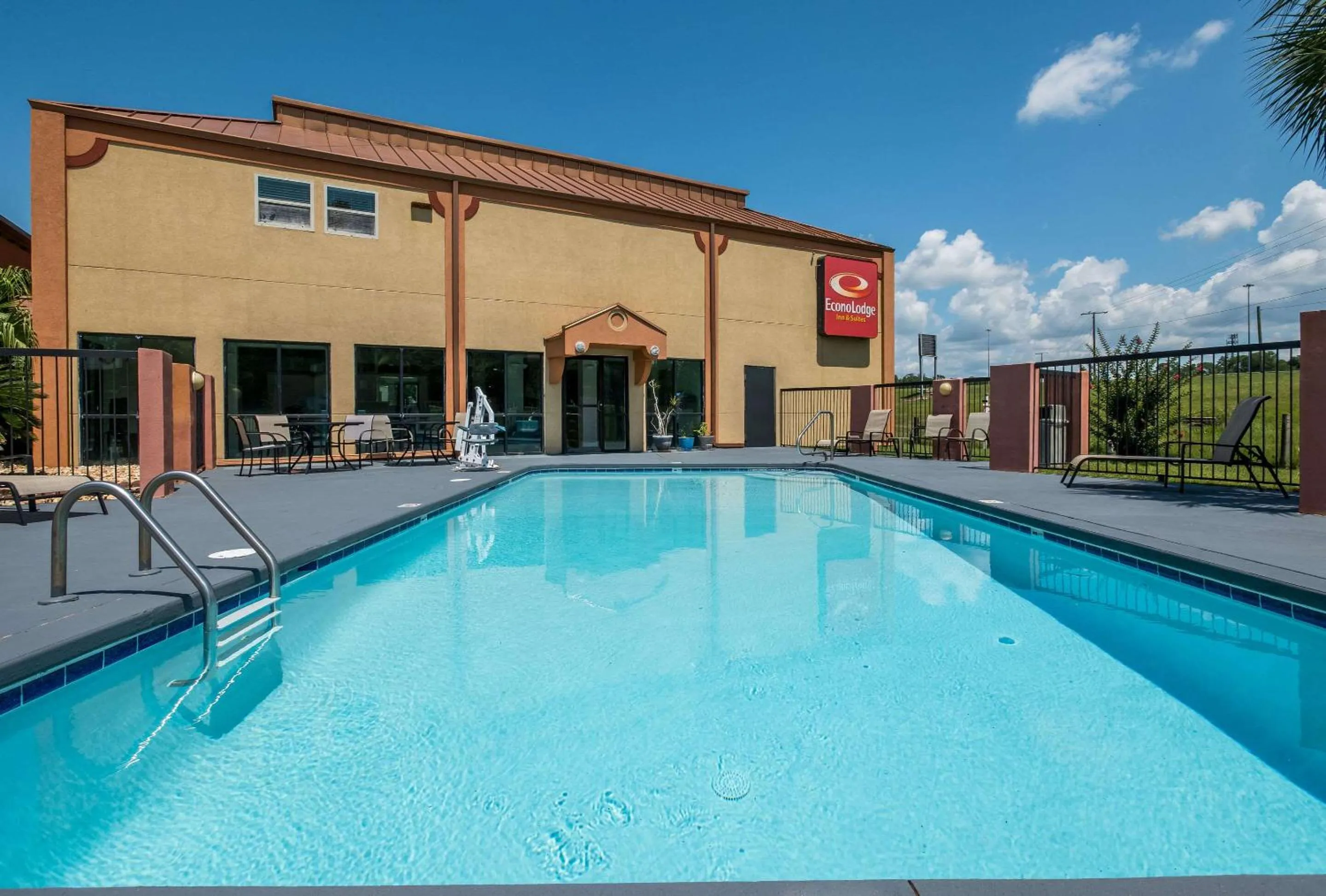 Swimming pool in Econo Lodge Inn & Suites Diamondhead