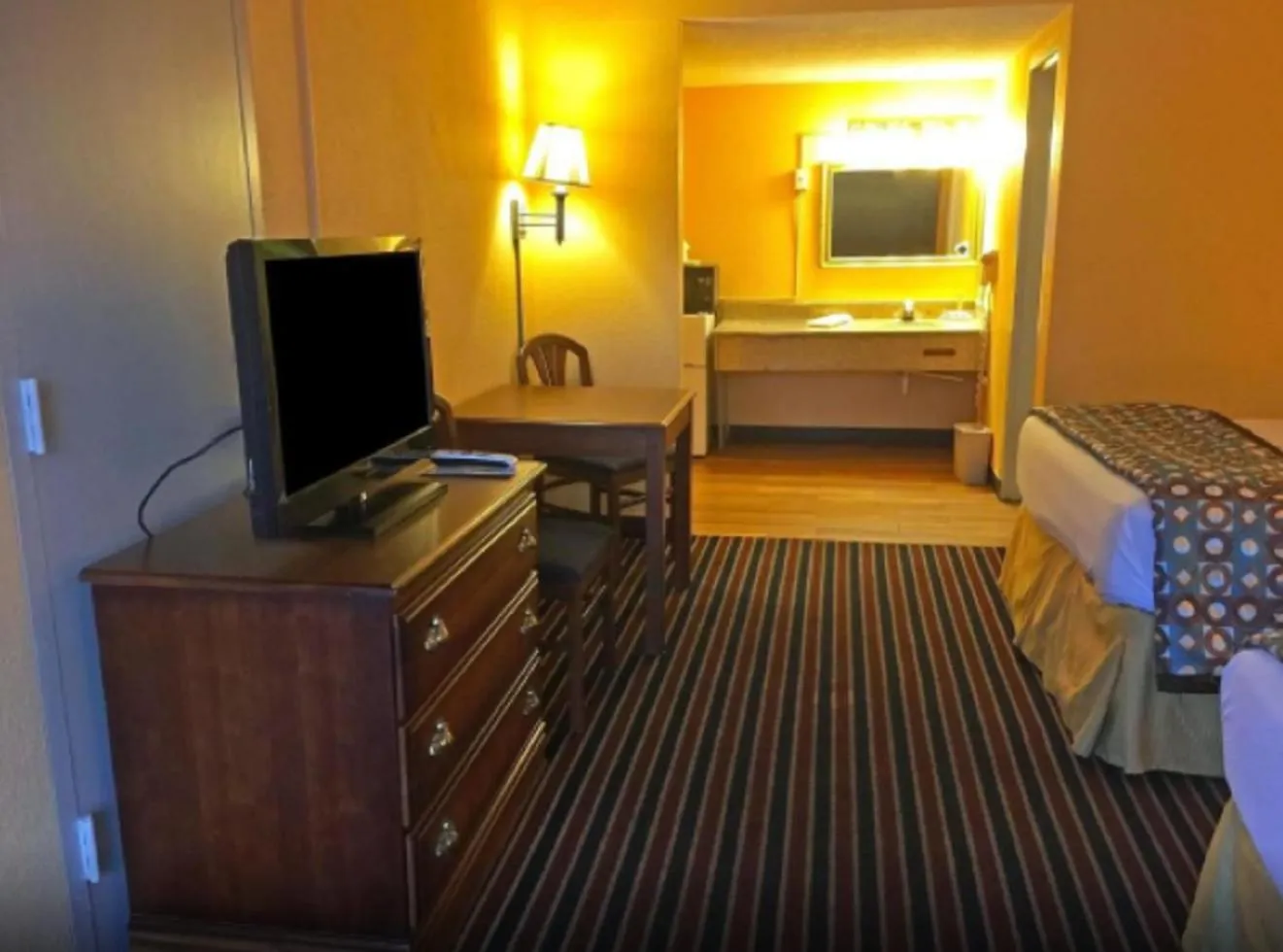 TV and multimedia in Americas Best Value Inn Pottstown
