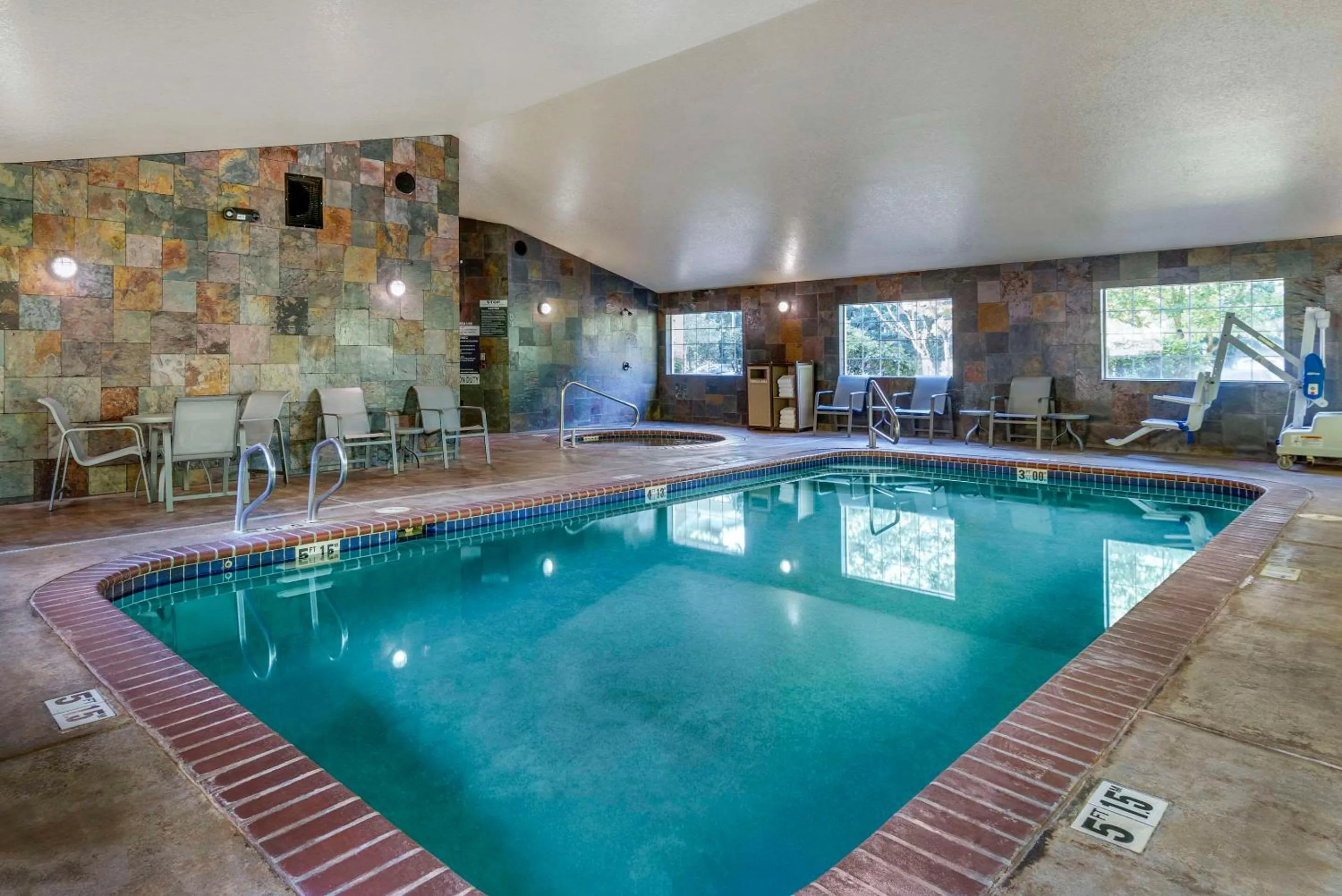 Swimming pool in Comfort Inn & Suites Tualatin - Lake Oswego South