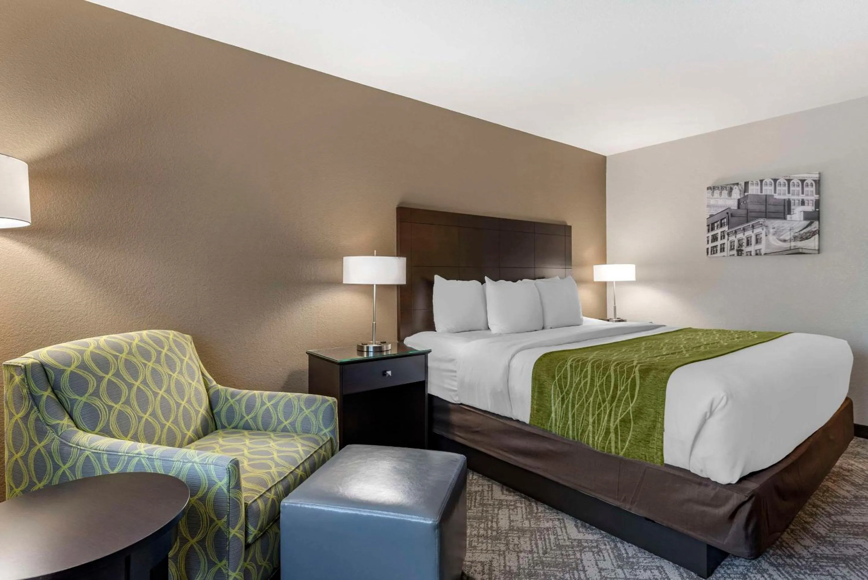 Bedroom, Bed in Comfort Inn & Suites Tualatin - Lake Oswego South