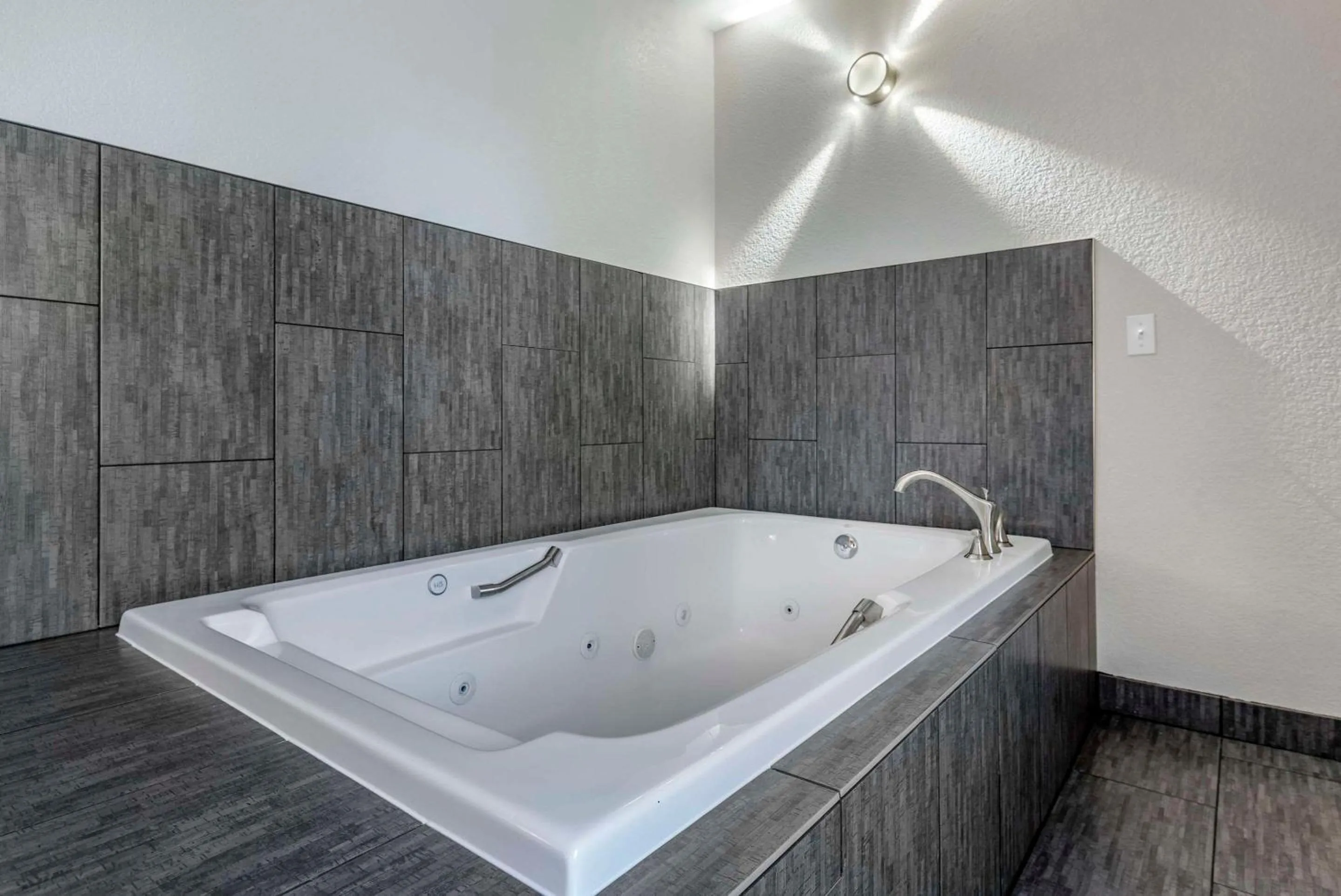 Bedroom in Comfort Inn & Suites Tualatin - Lake Oswego South