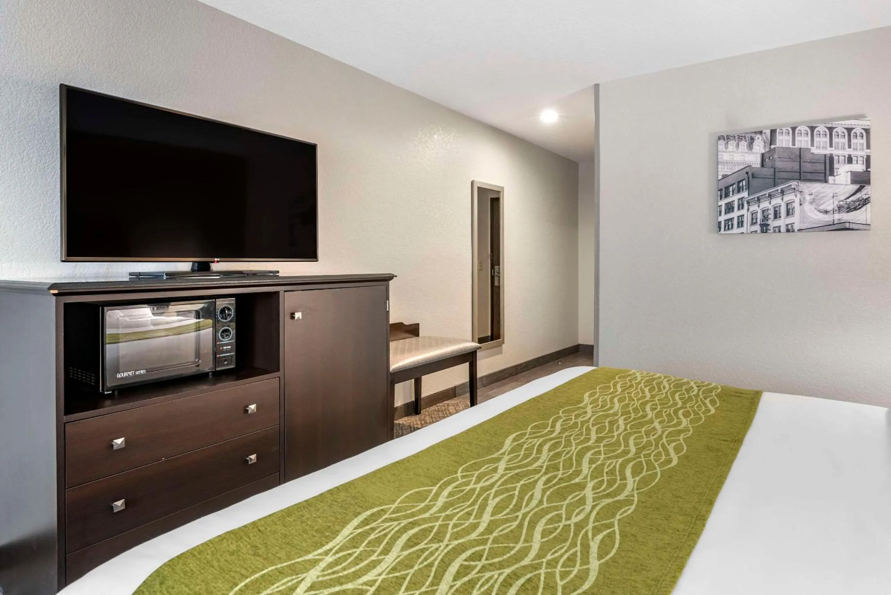 Bedroom, Bed in Comfort Inn & Suites Tualatin - Lake Oswego South