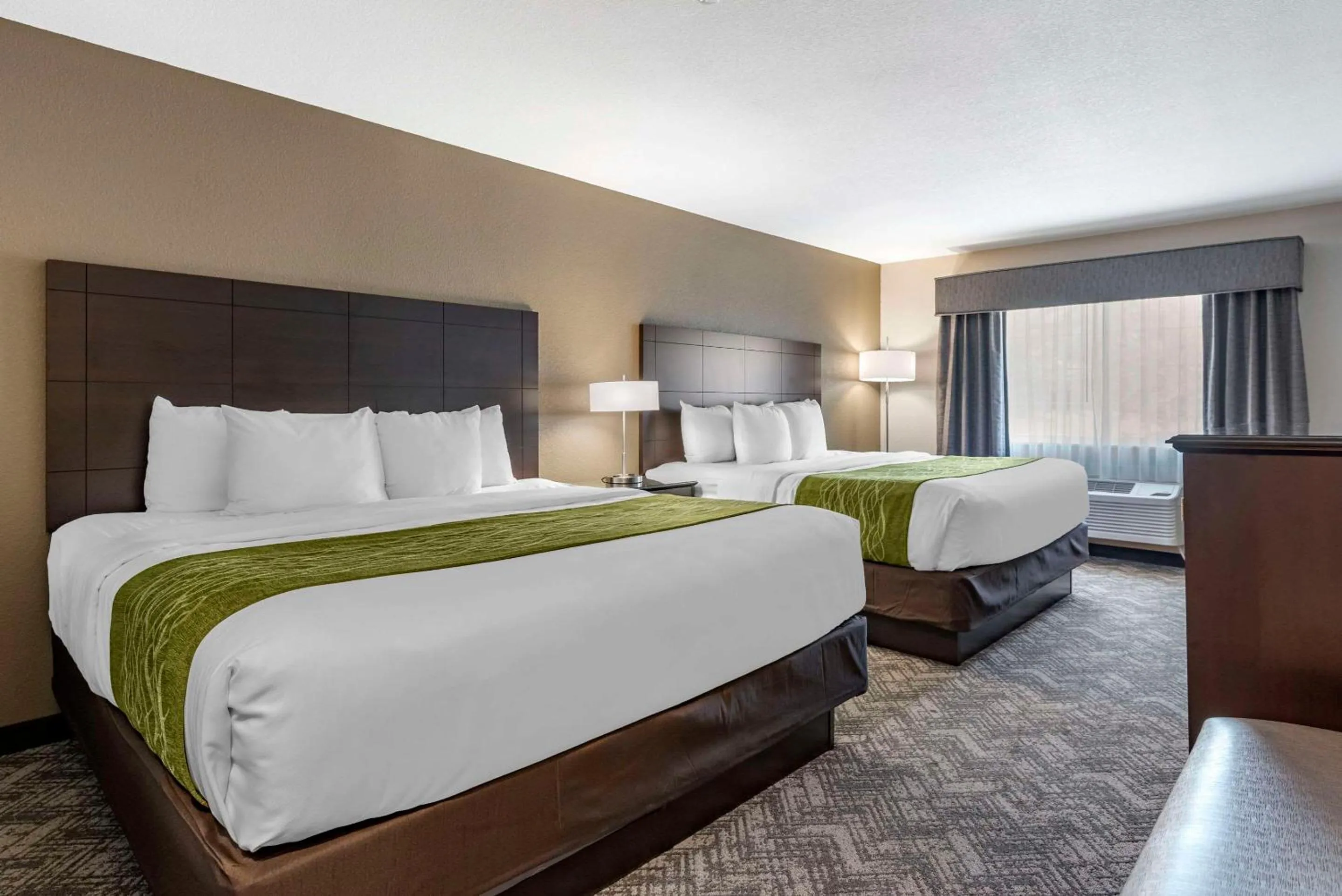 Bedroom, Bed in Comfort Inn & Suites Tualatin - Lake Oswego South
