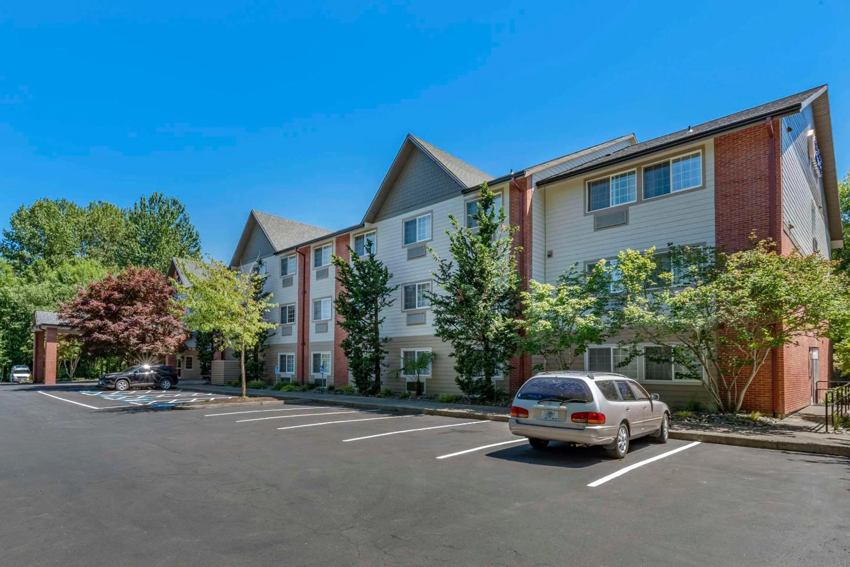 Property building in Comfort Inn & Suites Tualatin - Lake Oswego South