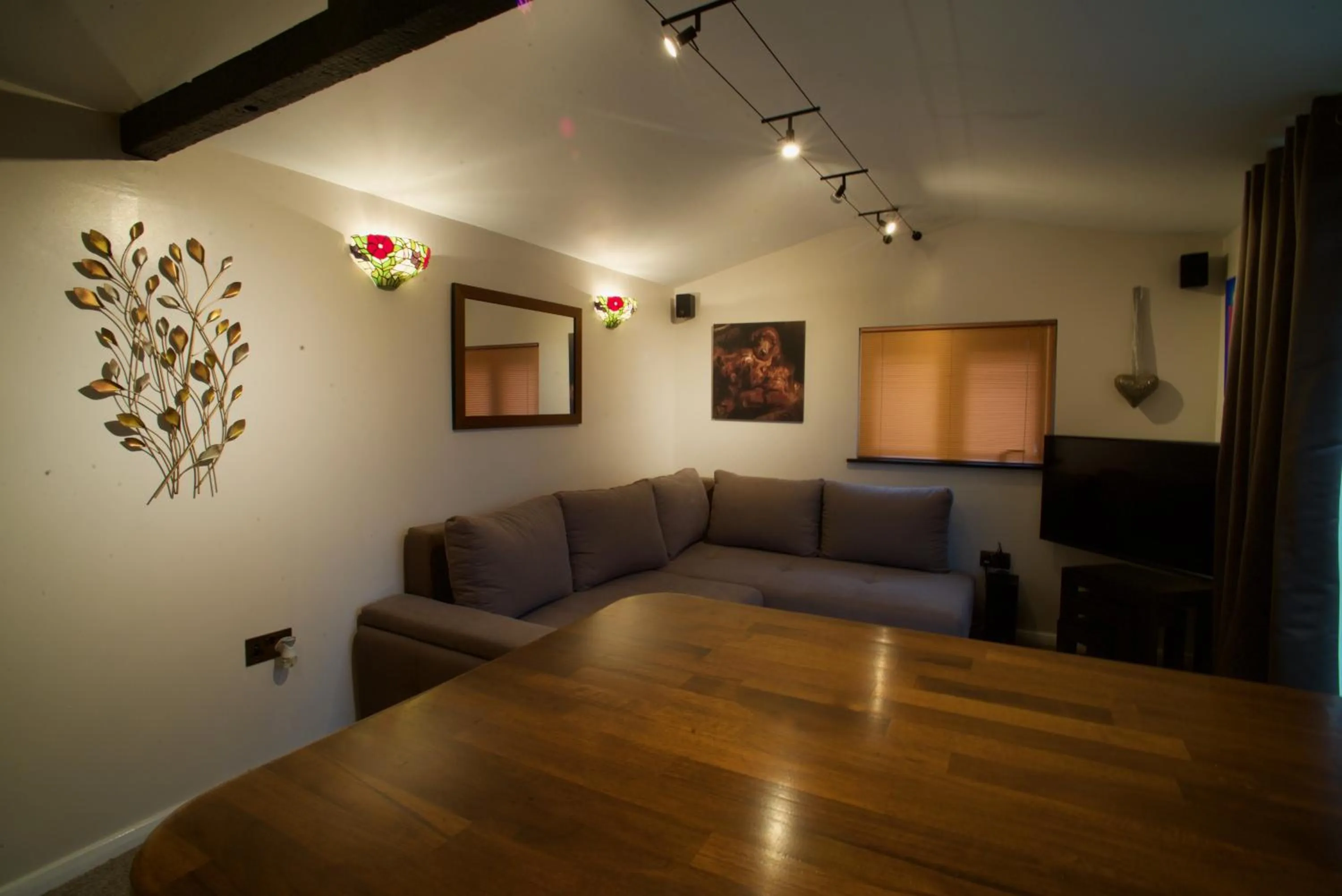 TV and multimedia in Luxurious Rural Cabin with Hot Tub