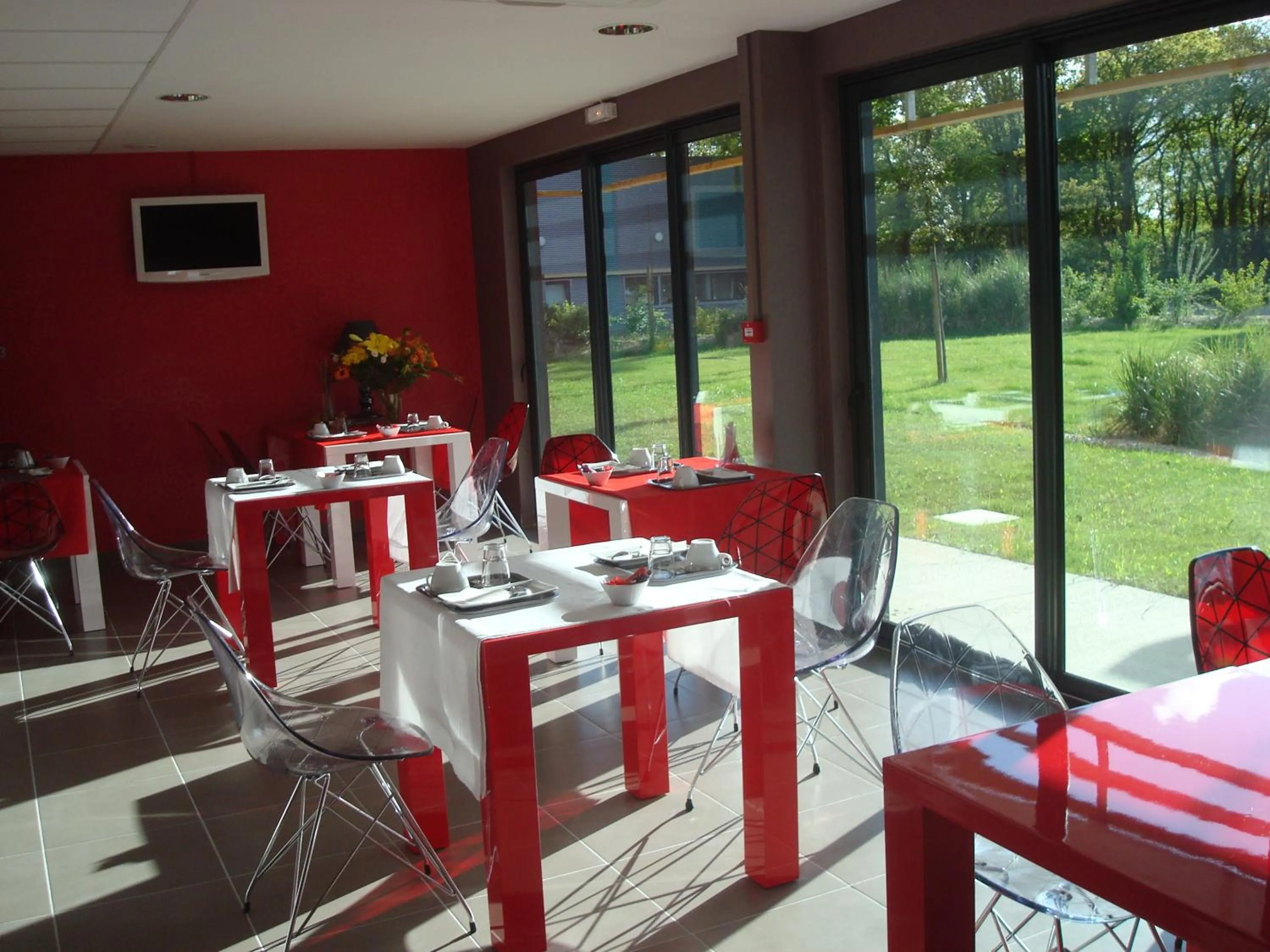 Restaurant/places to eat in Hôtel Anaïade, The Originals City, Saint-Nazaire Pornichet