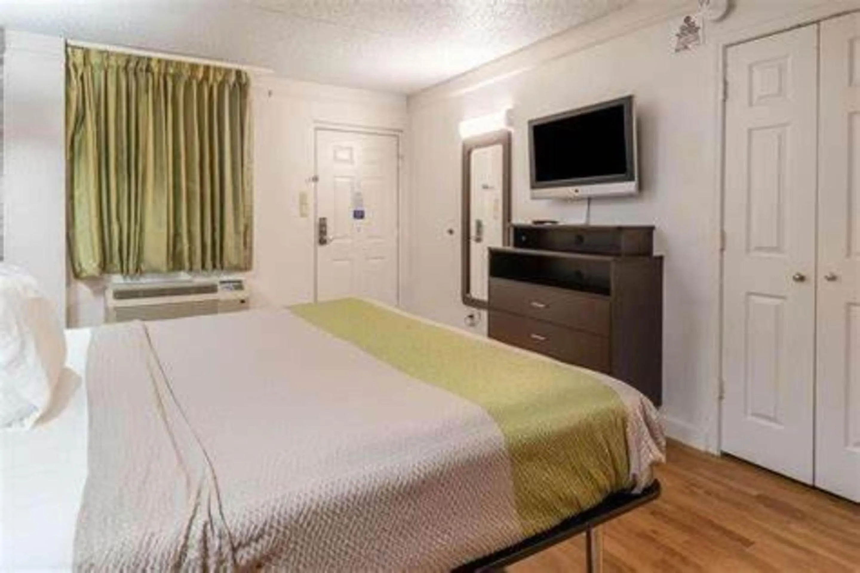 Bedroom, Bed in Studio 6-Fort Worth, TX - West Medical Center