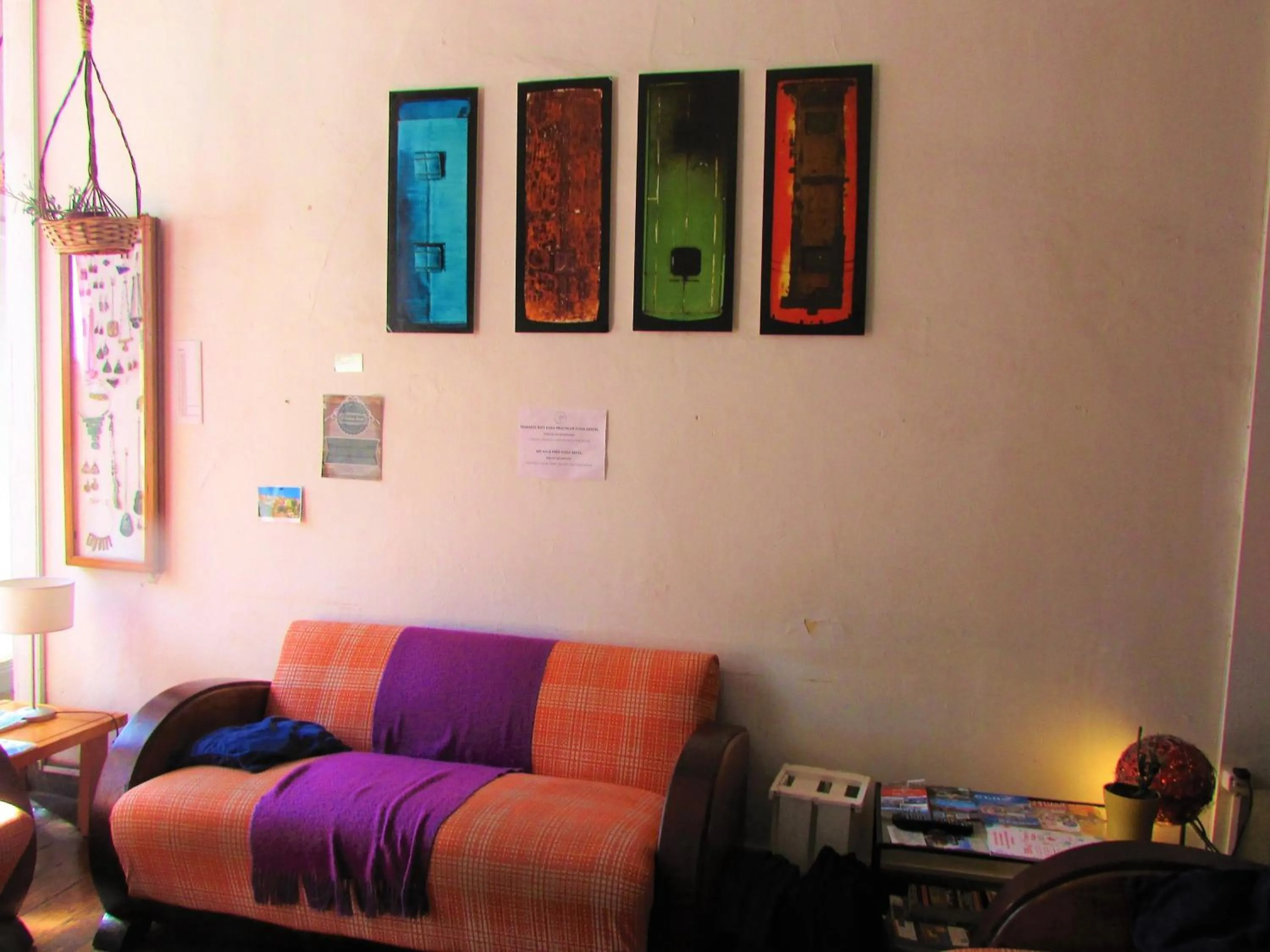 Communal lounge/ TV room in Casa Volante Hostal