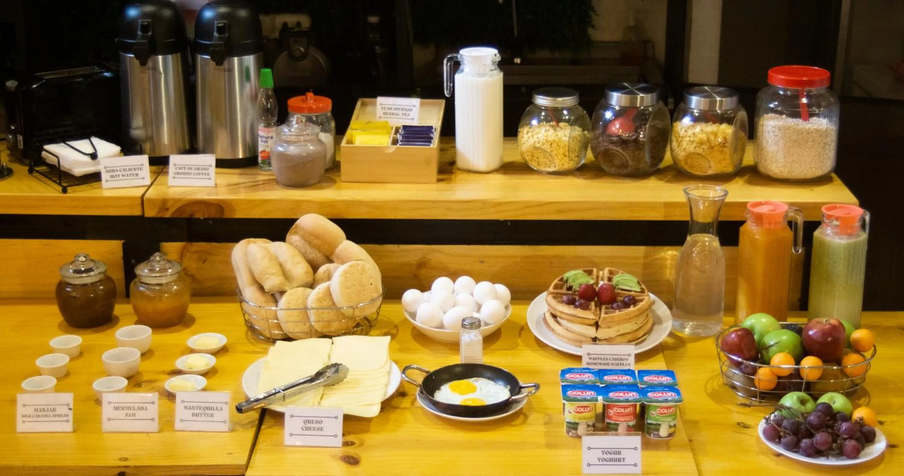 Buffet breakfast in Casa Volante Hostal