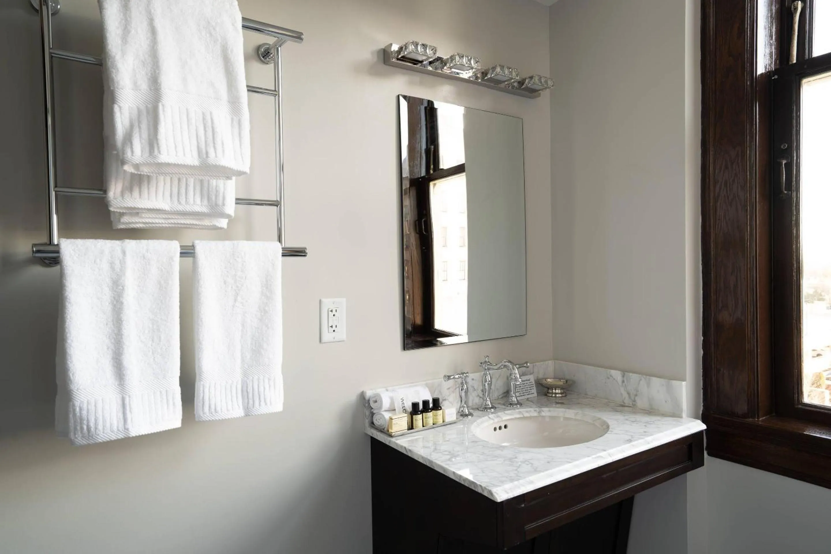 Bedroom in The Esquire Hotel Downtown Gastonia, an Ascend Collection Hotel