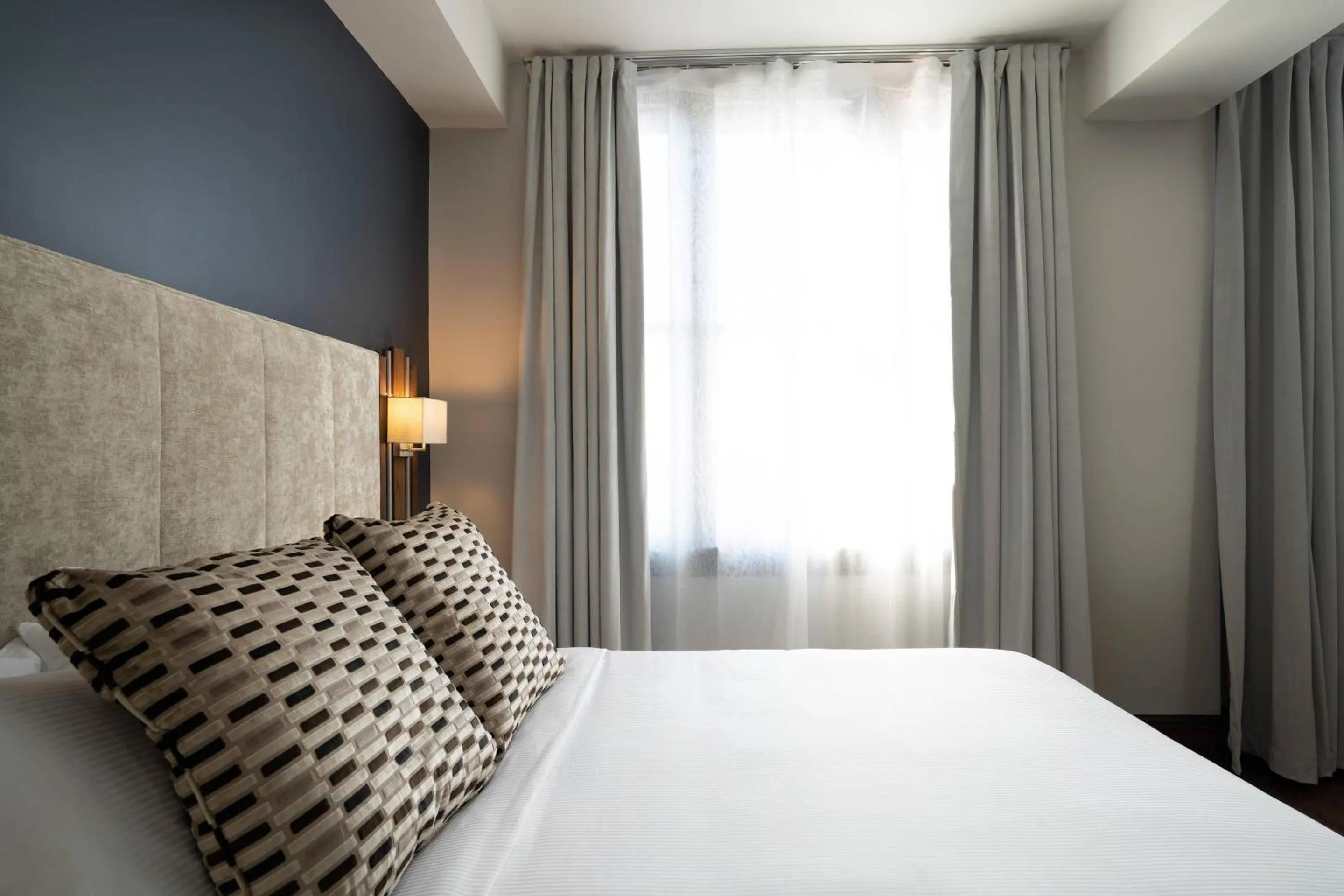 Bedroom, Bed in The Esquire Hotel Downtown Gastonia, an Ascend Collection Hotel