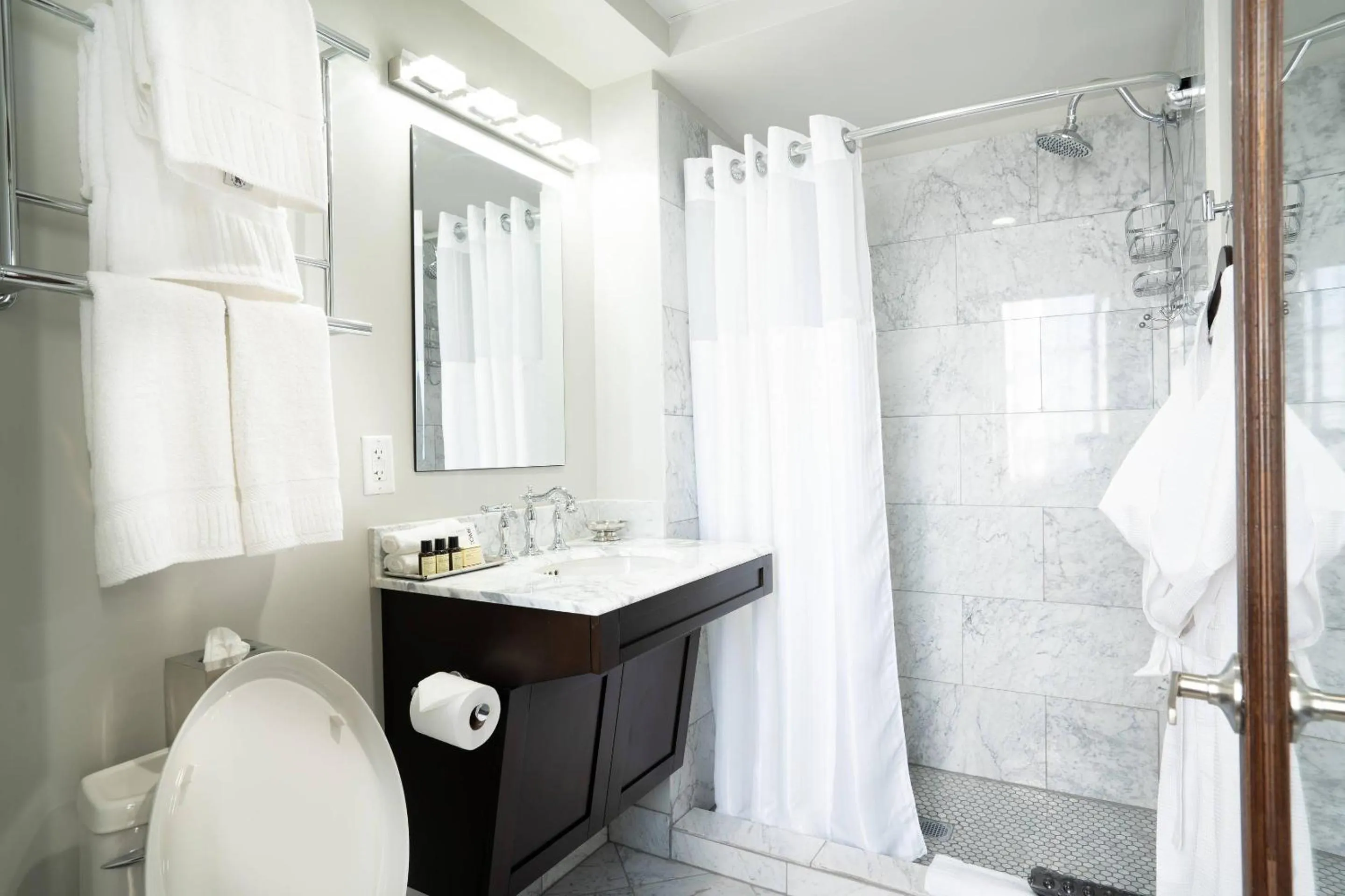 Bedroom in The Esquire Hotel Downtown Gastonia, an Ascend Collection Hotel