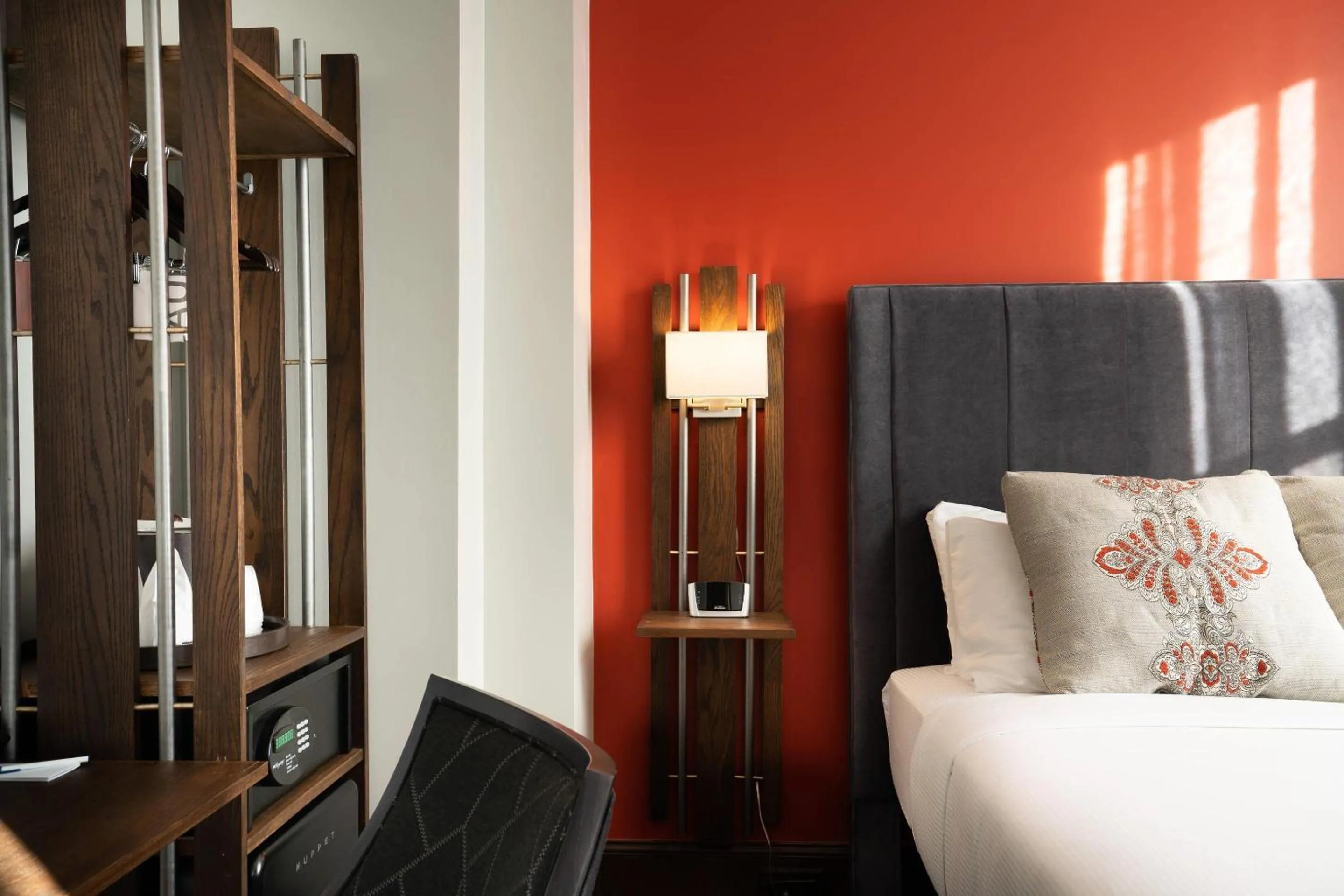 Bedroom, Bed in The Esquire Hotel Downtown Gastonia, an Ascend Collection Hotel