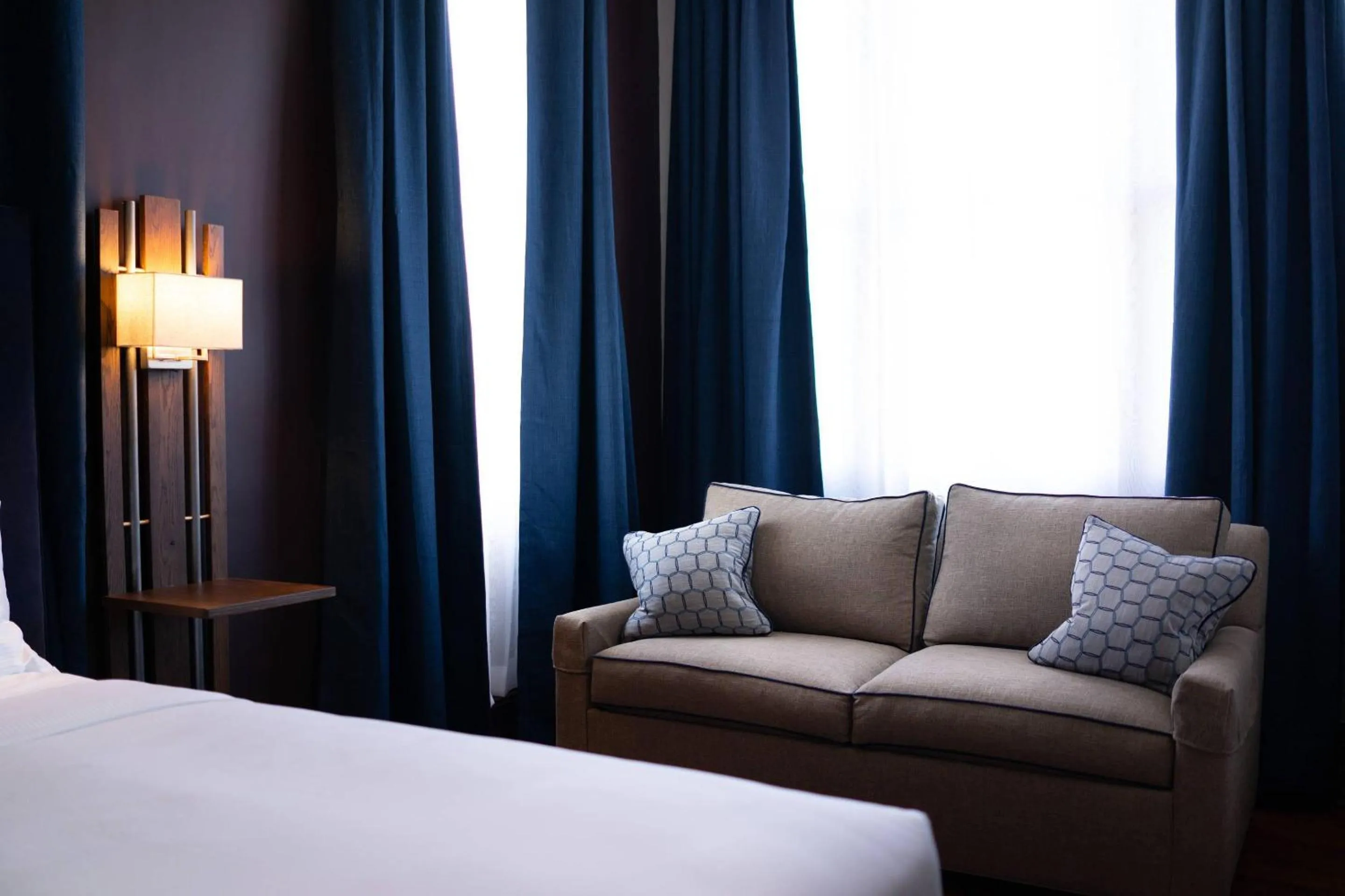 Bedroom, Bed in The Esquire Hotel Downtown Gastonia, an Ascend Collection Hotel