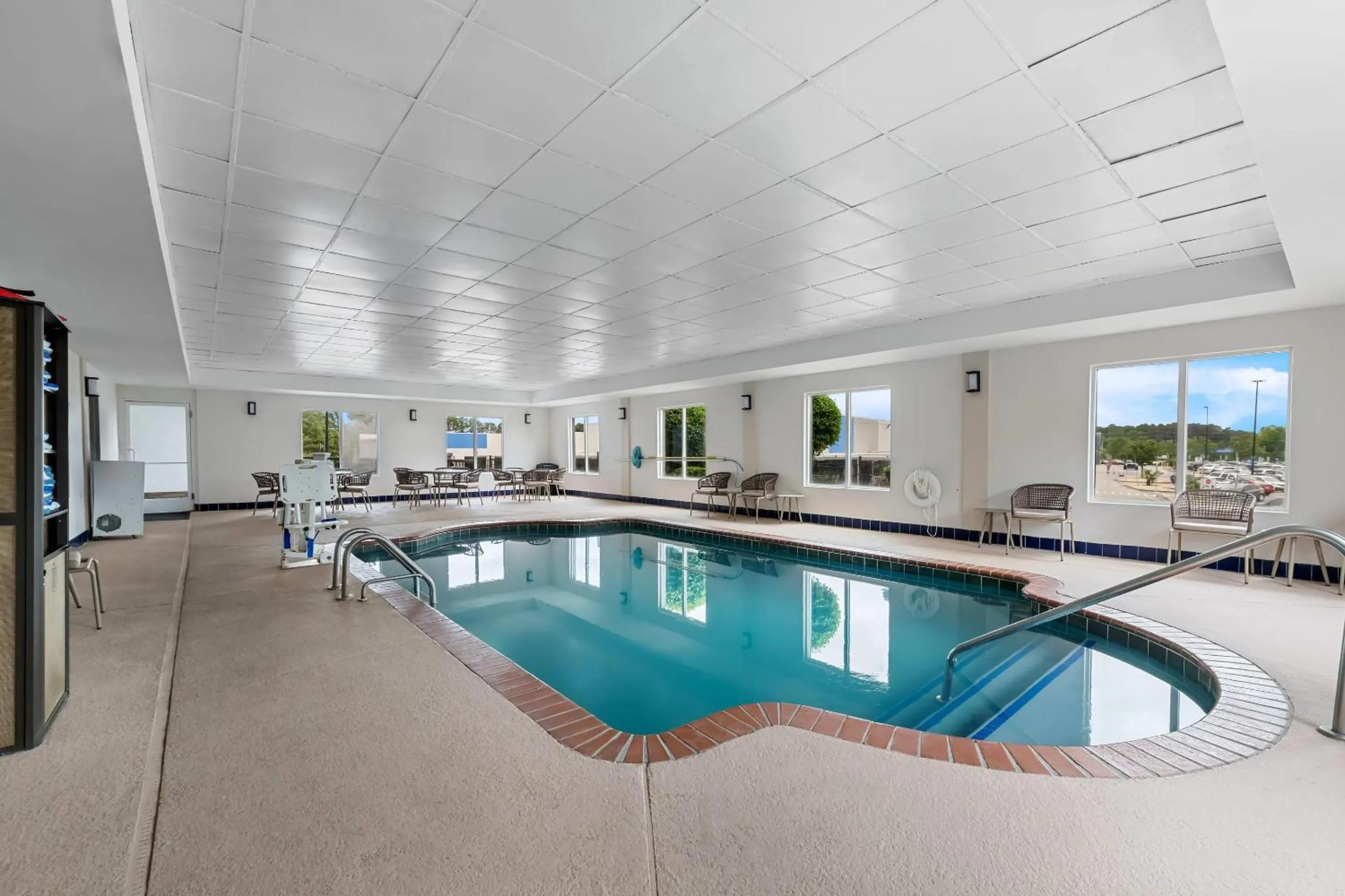 Swimming pool in Comfort Suites Columbia at Harbison